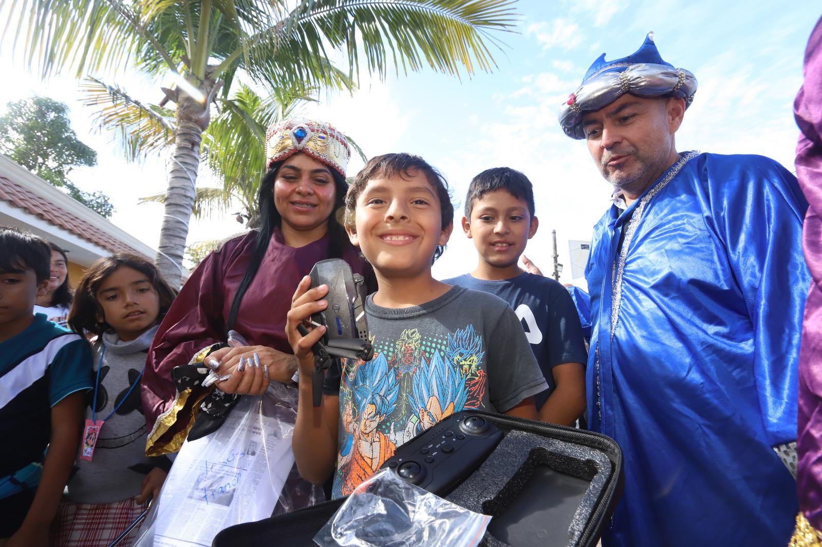 $!Quiero ‘cazar fantasmas’, dice Jesús Francisco al recibir su dron de manos de los Reyes Magos