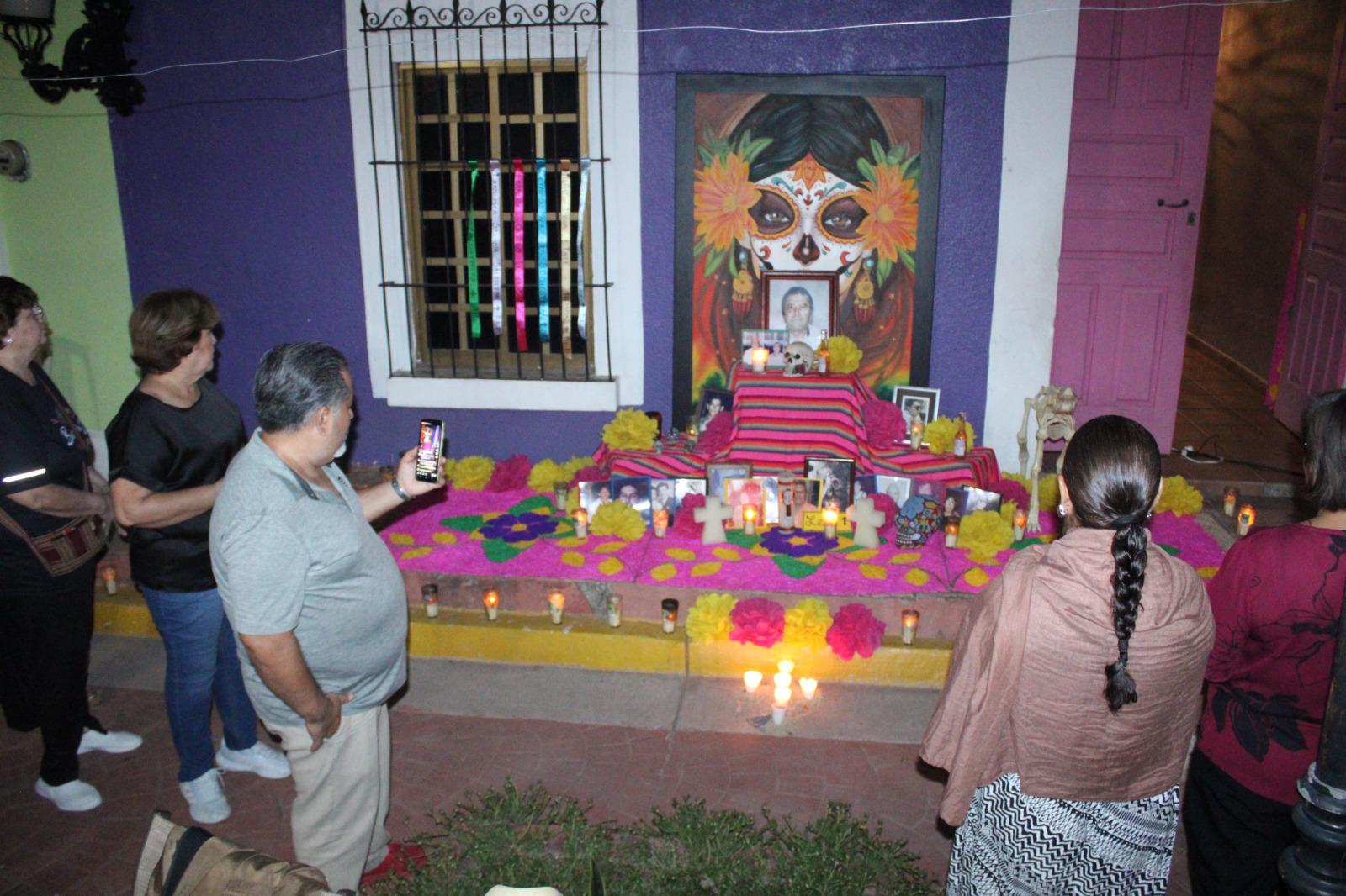 $!Exponen con nostalgia tradicionales altares de muertos en Rosario