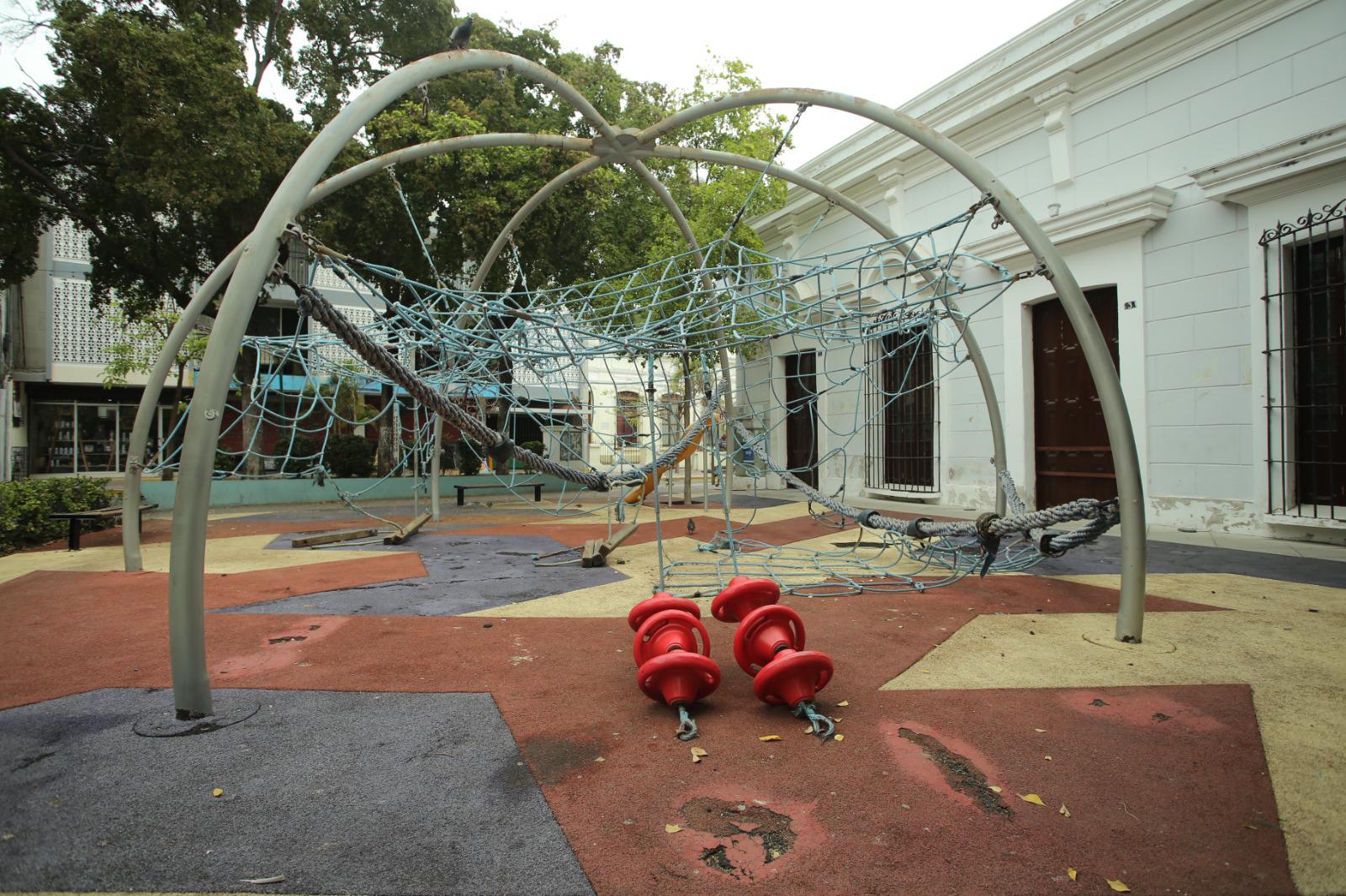 $!Con daños y en el olvido, juegos del parque Venustiano Carranza en el Centro Histórico de Mazatlán