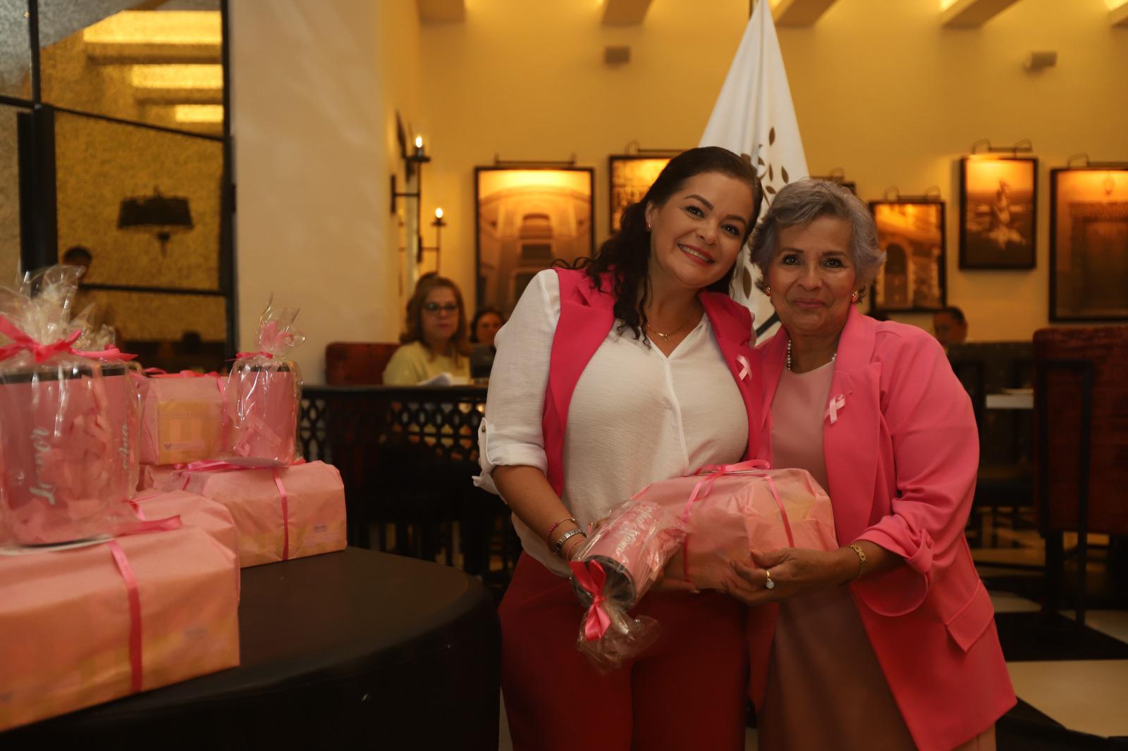 $!Connie Velarde entrega su prótesis a Ana María Zepeda.