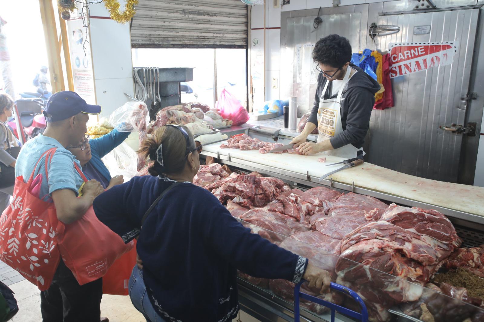 $!Se preparan los mazatlecos con compras para la cena de Año Nuevo