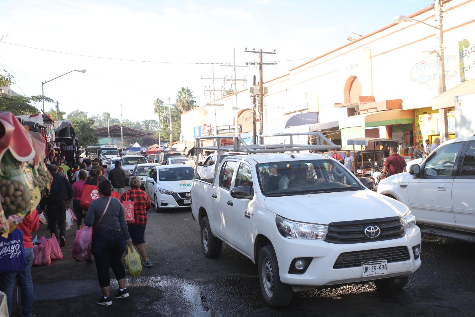 $!Se preparan los mazatlecos con compras para la cena de Año Nuevo