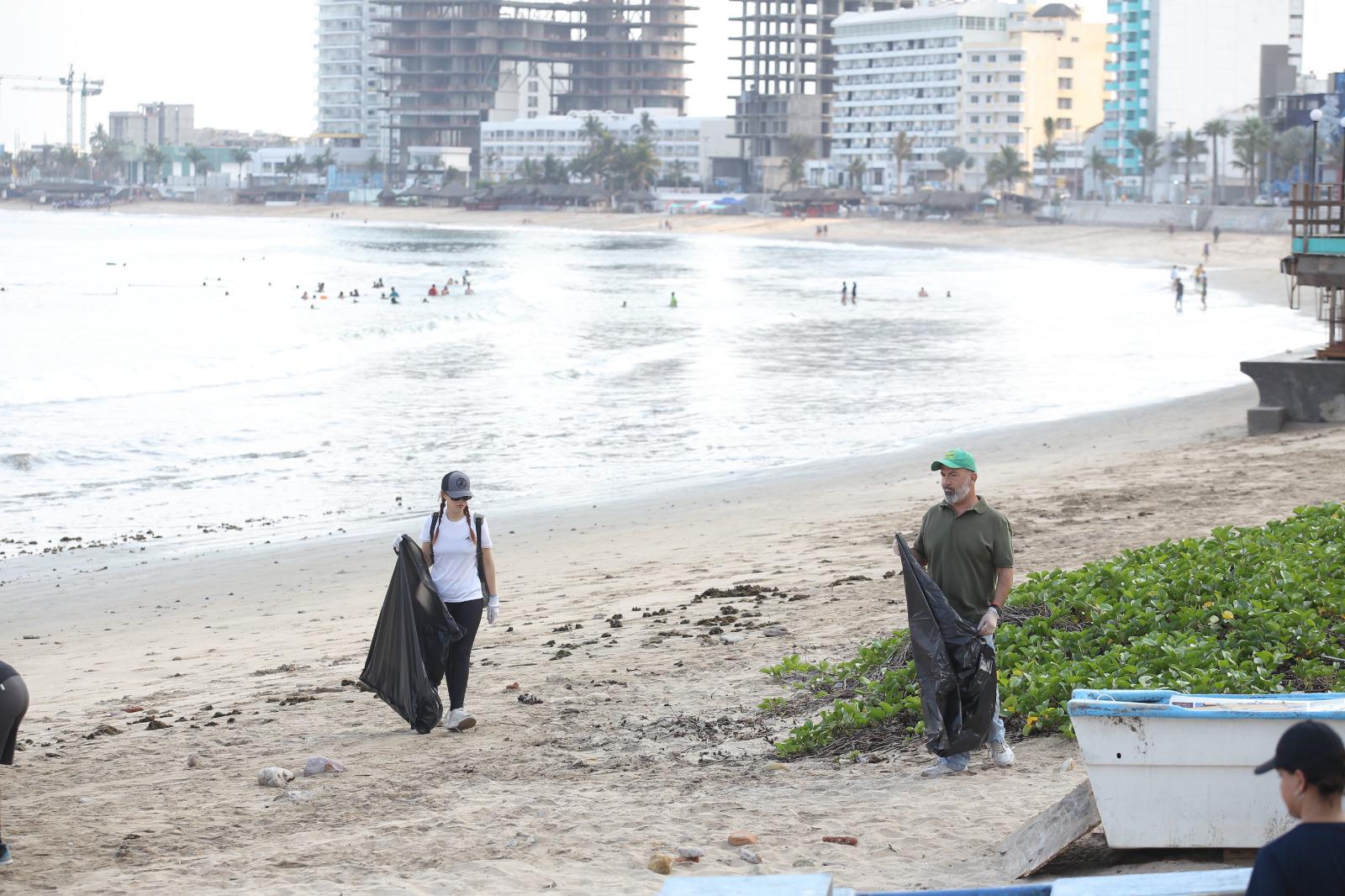 $!Celebran el Día Mundial de los Océanos con mega limpieza de playas, en Mazatlán