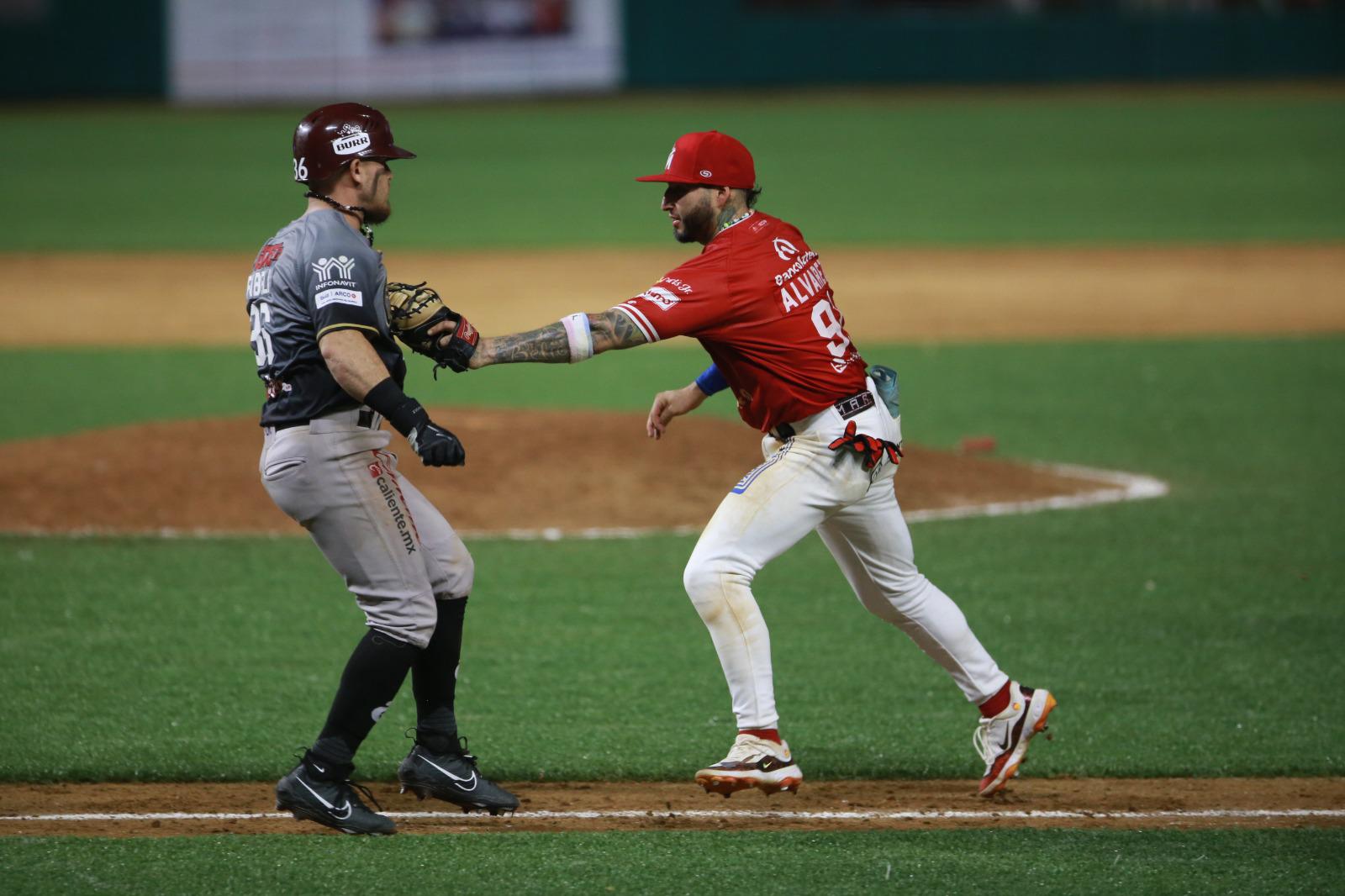 $!Tomateros pinta de guinda el clásico ante Venados