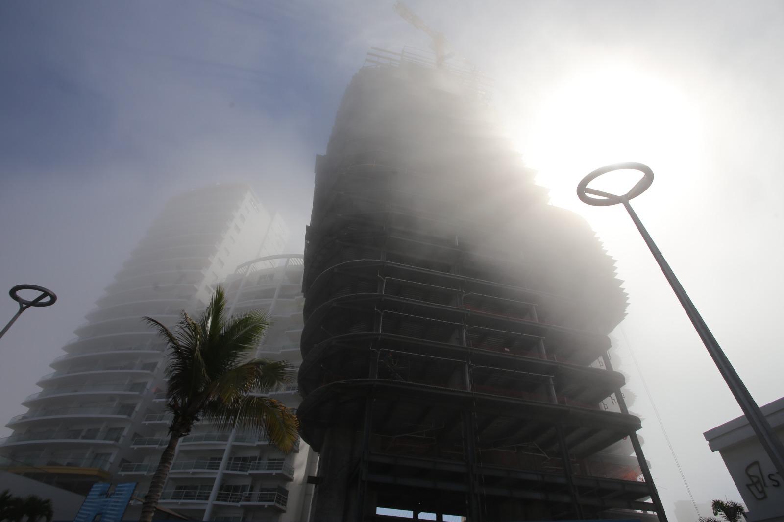 $!‘Desaparecen’ zonas de Mazatlán por la neblina