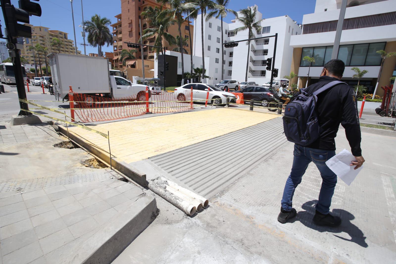 $!Construyen pasos peatonales elevados sobre avenida de zona turística de Mazatlán