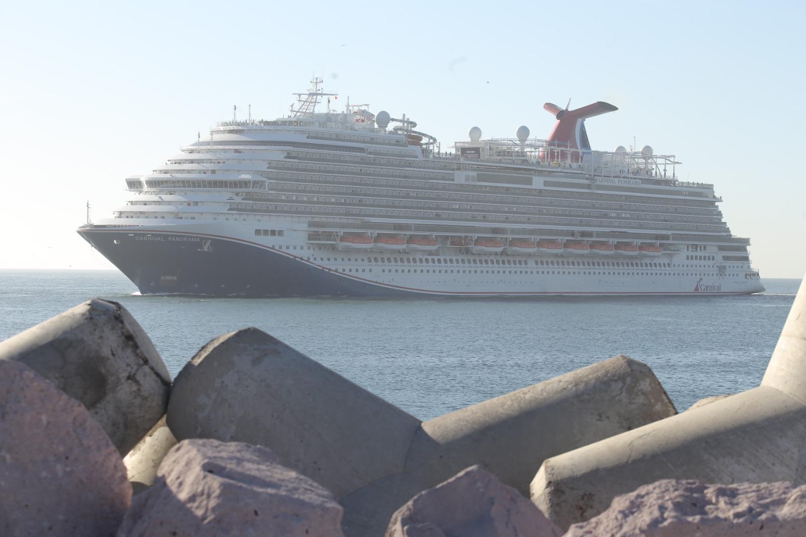 $!Recibe Mazatlán dos cruceros turísticos