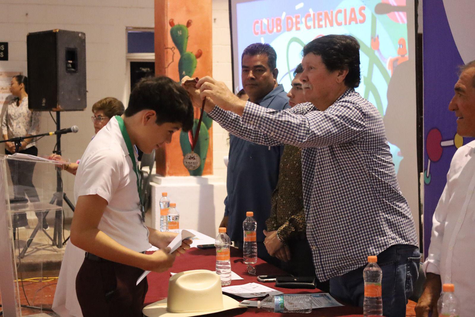 $!Se gradúan alumnos del Club de Ciencias de Navolato