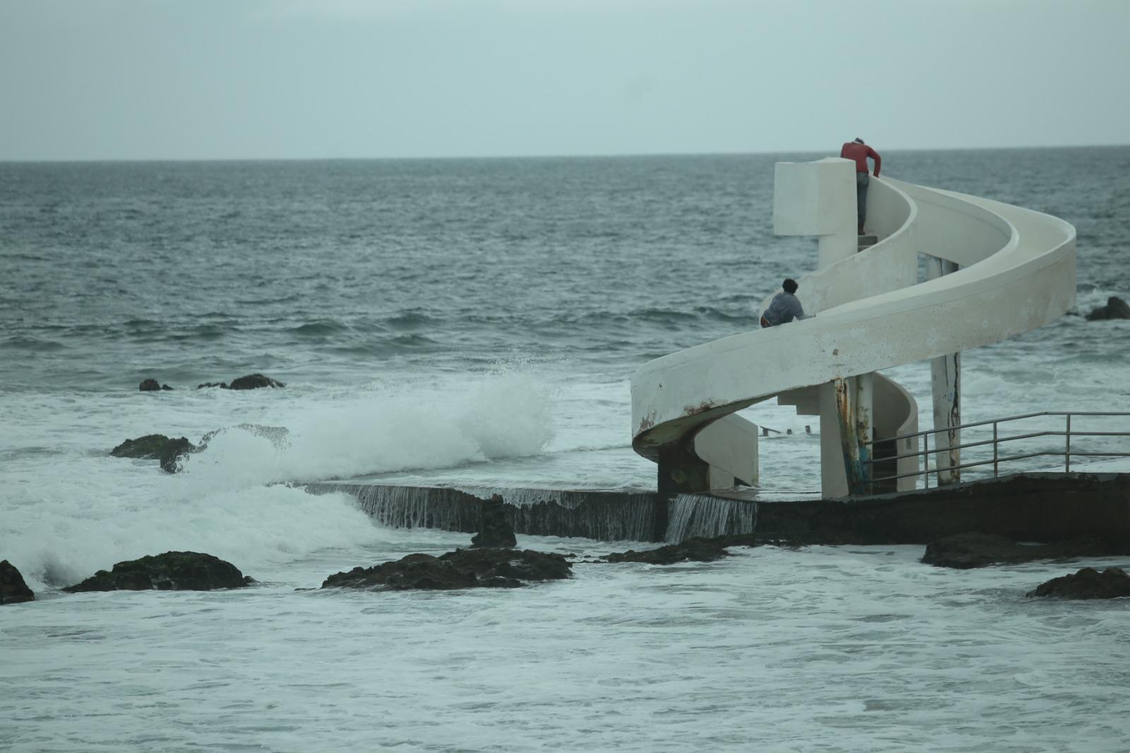 $!Mazatlán vivió fuertes vientos y oleajes durante las primeras horas del viernes