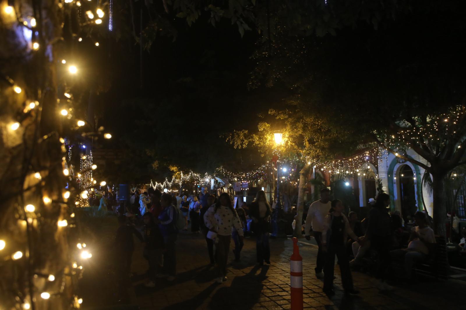 $!Llega la magia de la Navidad a Mazatlán: encienden pino y luces en la Plazuela Machado