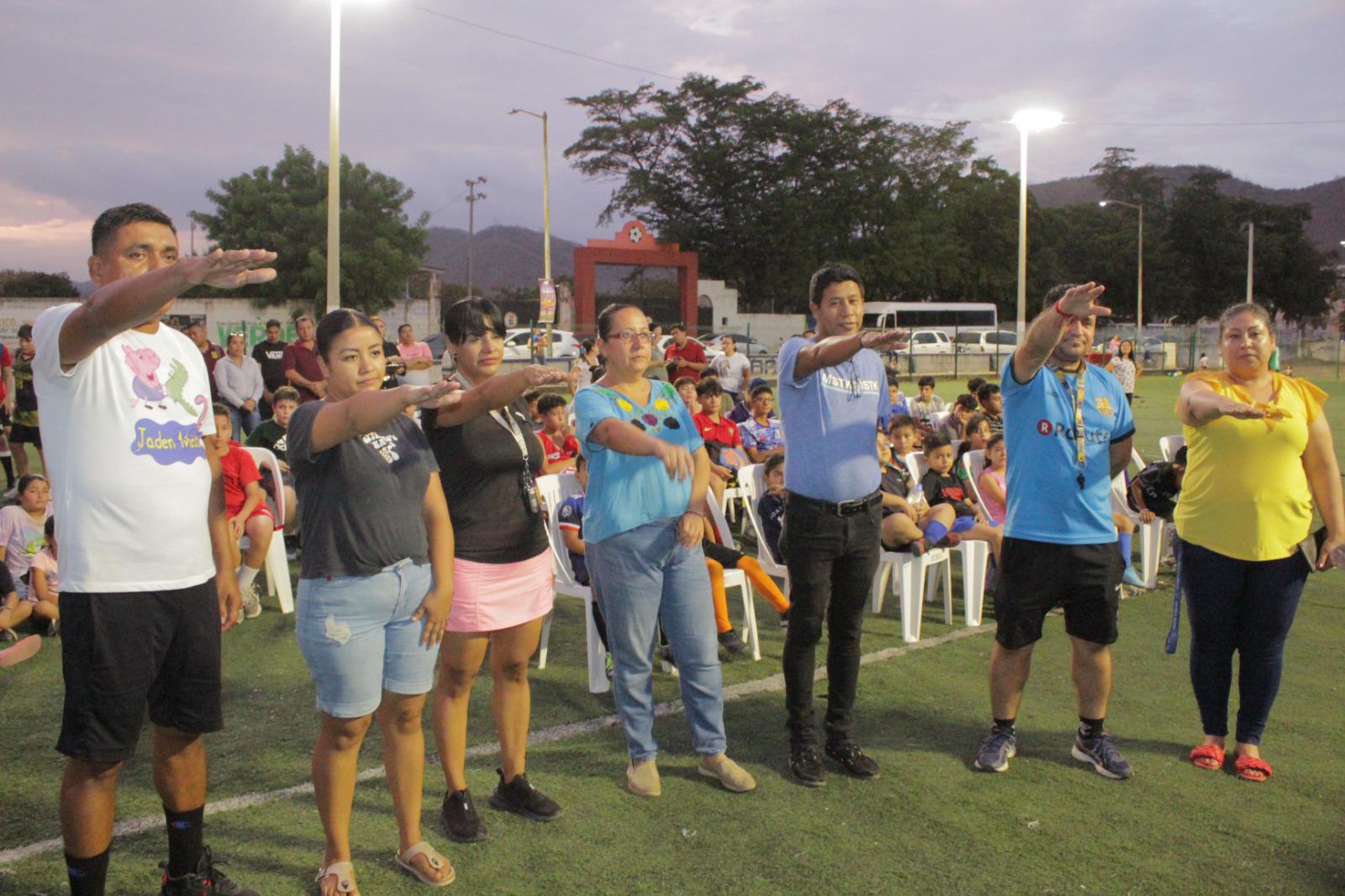 $!Rehabilitarán cancha de futbol en Rosario