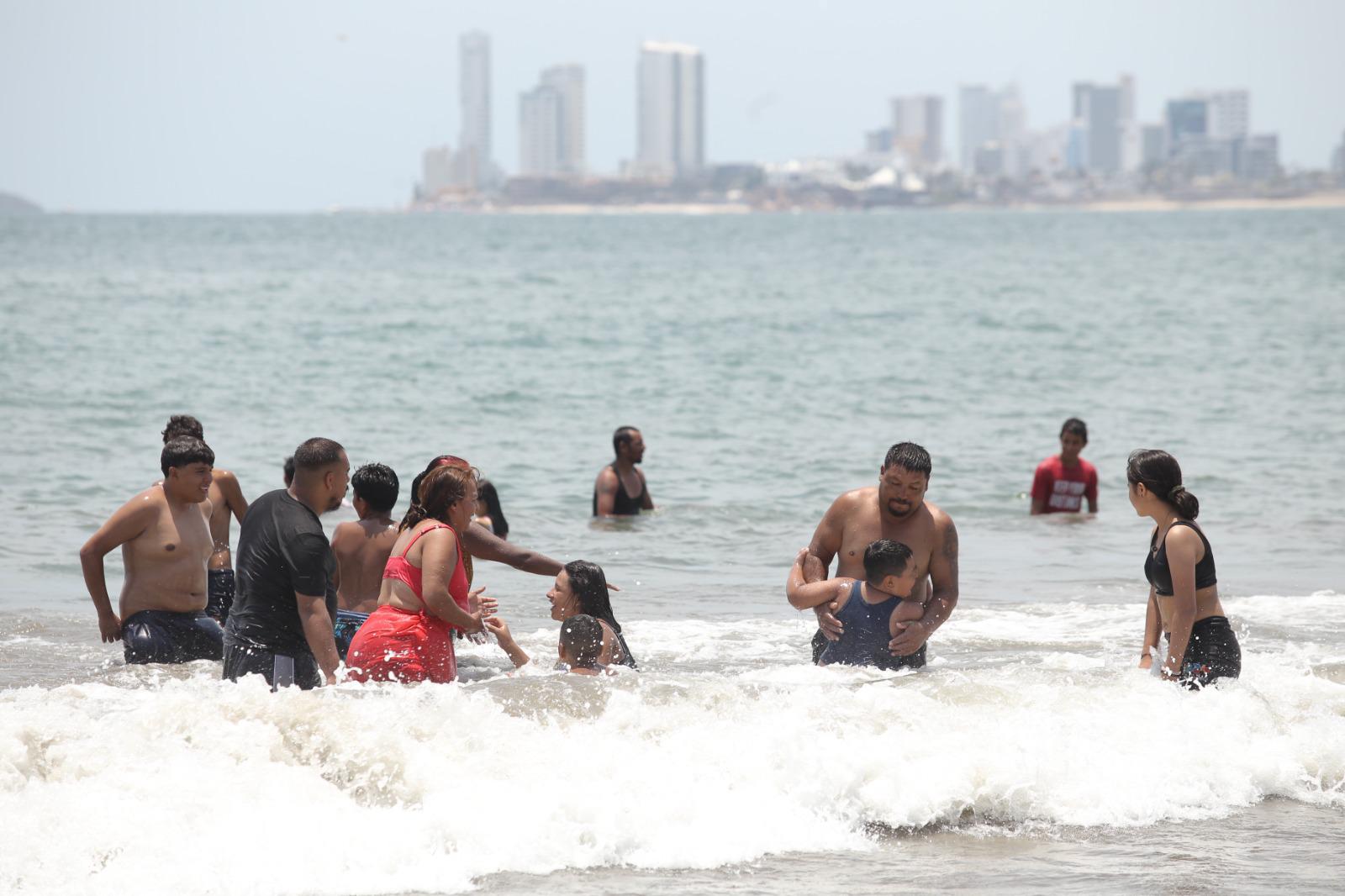 $!Familias enteras festejan en playas de Mazatlán a los papás en su día