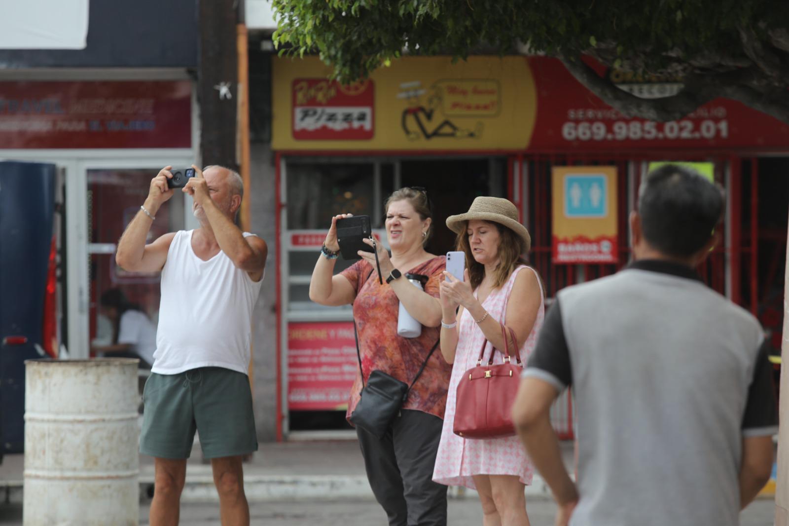 $!Visitantes llenan restaurantes y recorren el Centro Histórico de Mazatlán