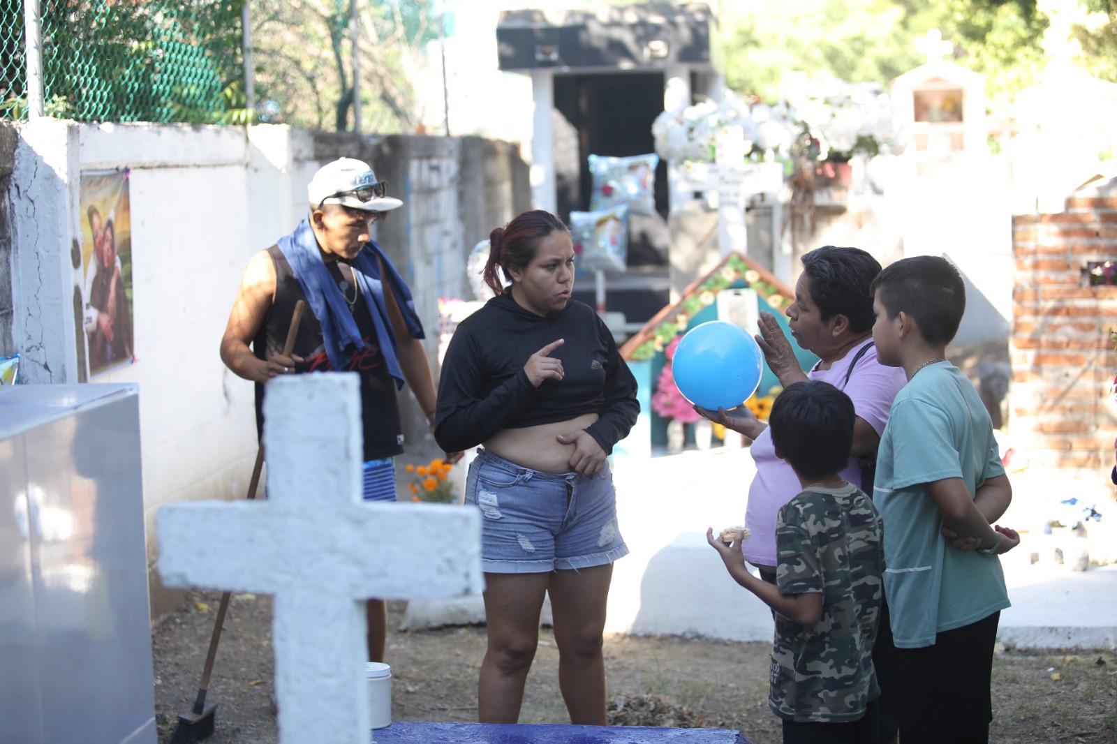 $!Acuden miles de personas a los panteones de Mazatlán a llevar ofrendas a sus seres queridos