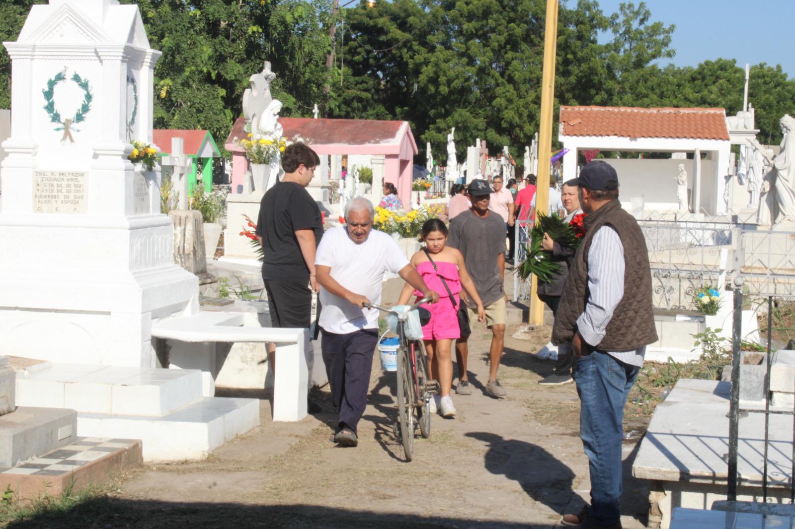 $!Familias acuden a visitar a sus fieles difuntos en Rosario