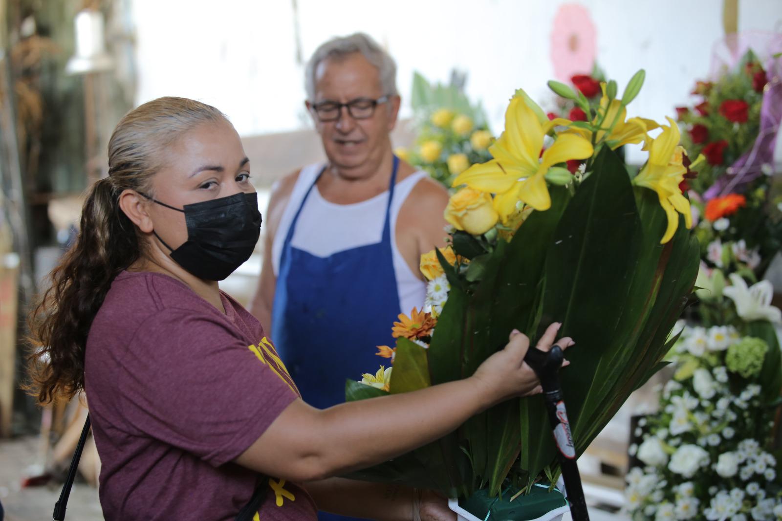 $!Claudia recibe sus flores amarillas tras ganar concurso de Noroeste