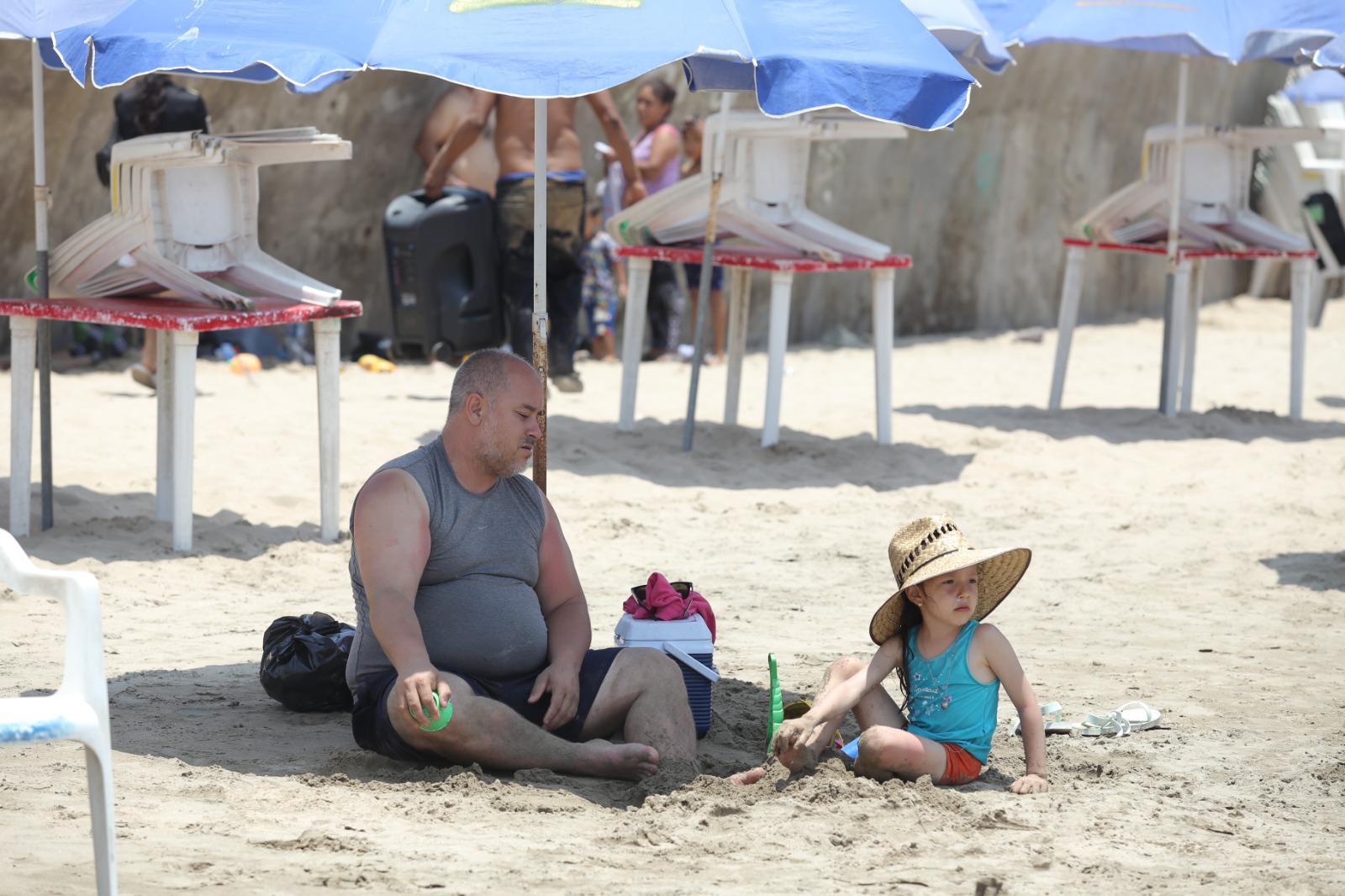 $!Familias enteras festejan en playas de Mazatlán a los papás en su día