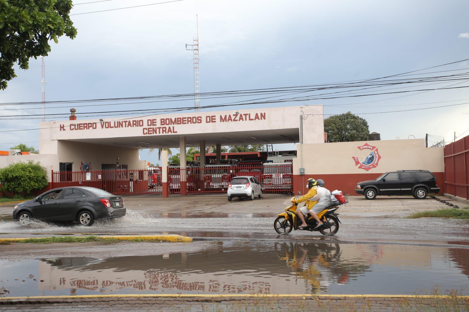 $!Lluvias deja de nuevo zonas encharcadas en diferentes partes de Mazatlán