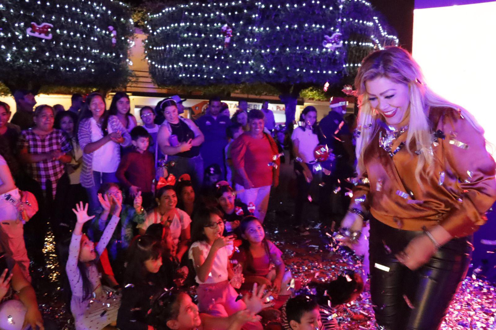 $!Encienden el espíritu navideño en Rosario con desfile de luces, árbol y Nacimiento