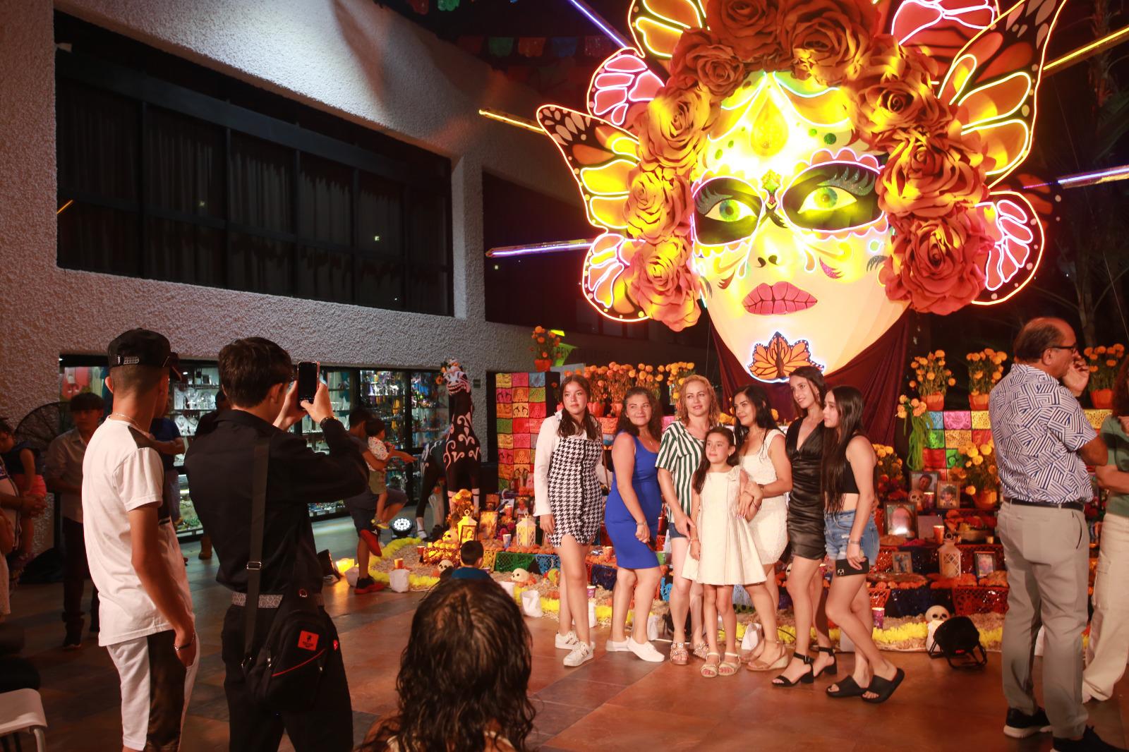 $!Algunos turistas se toman la fotografía del recuerdo en el altar.