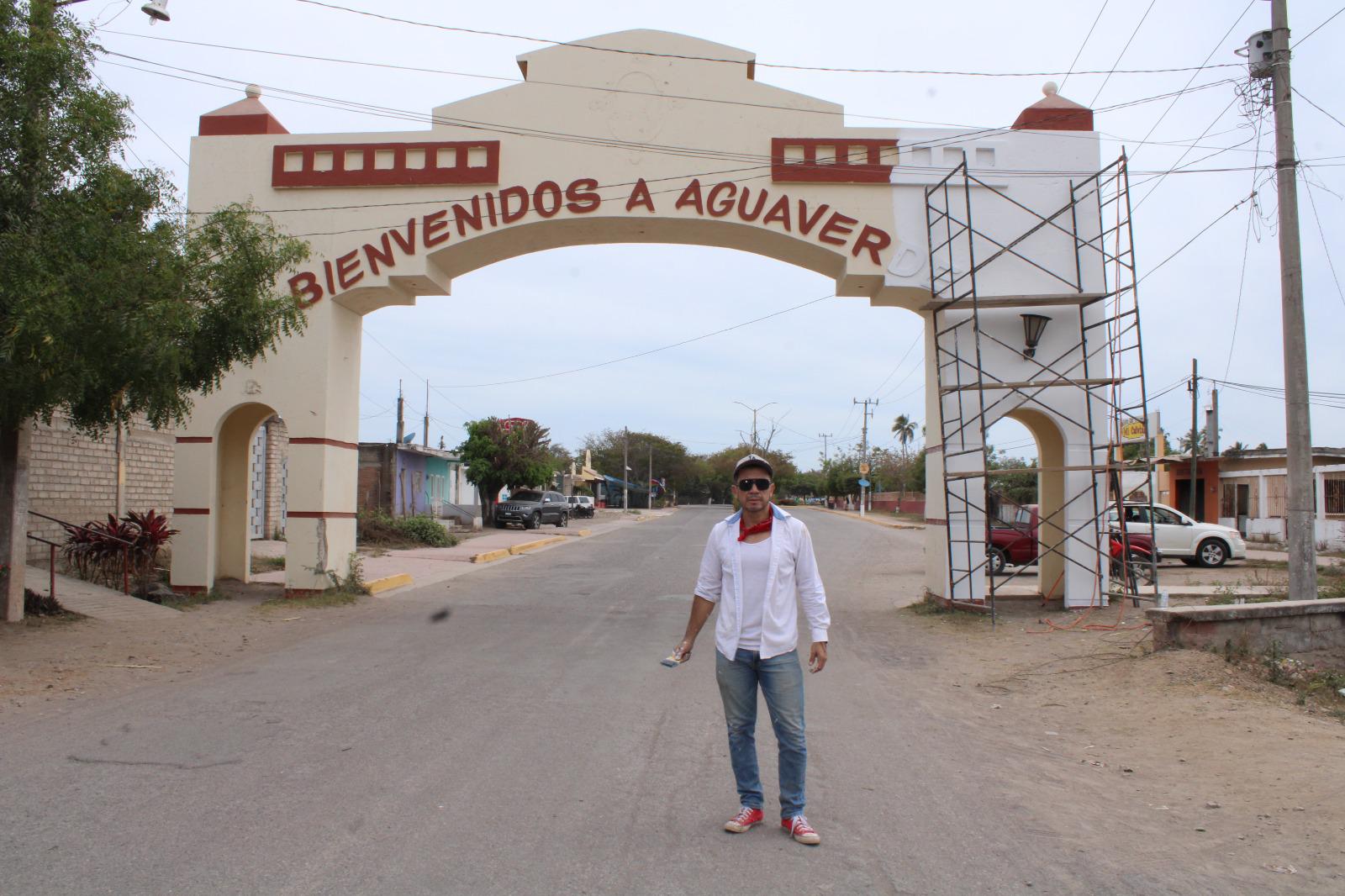 $!El reconocido pintor Sergio Ramírez reviste con su arte los arcos de la sindicatura de Agua Verde