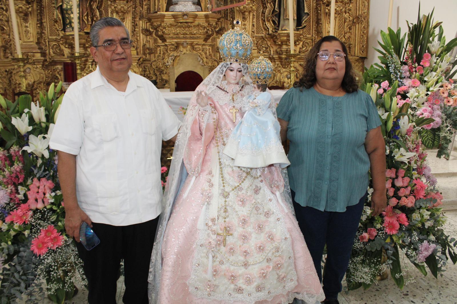 $!Carlos Renato agradece su consagración sacerdotal con vestido a Nuestra Señora del Rosario