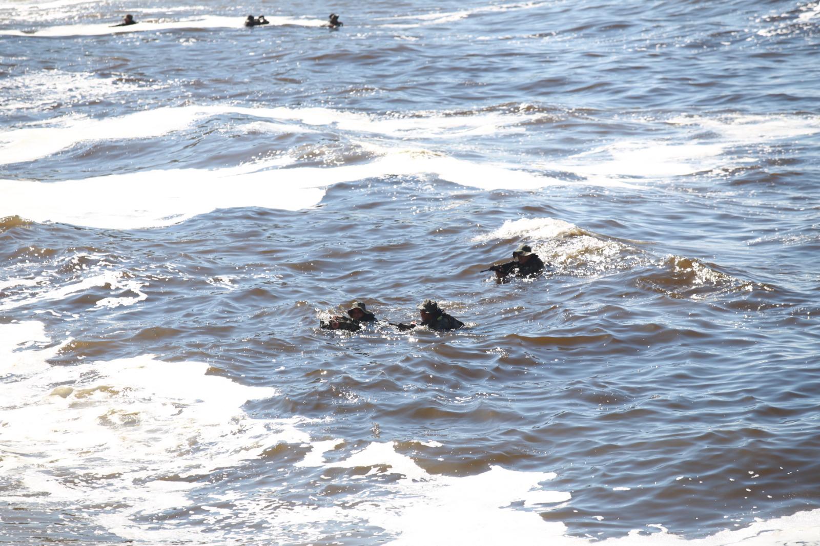 $!Personal de la Marina hace simulacro de rescate frente a playas de Mazatlán