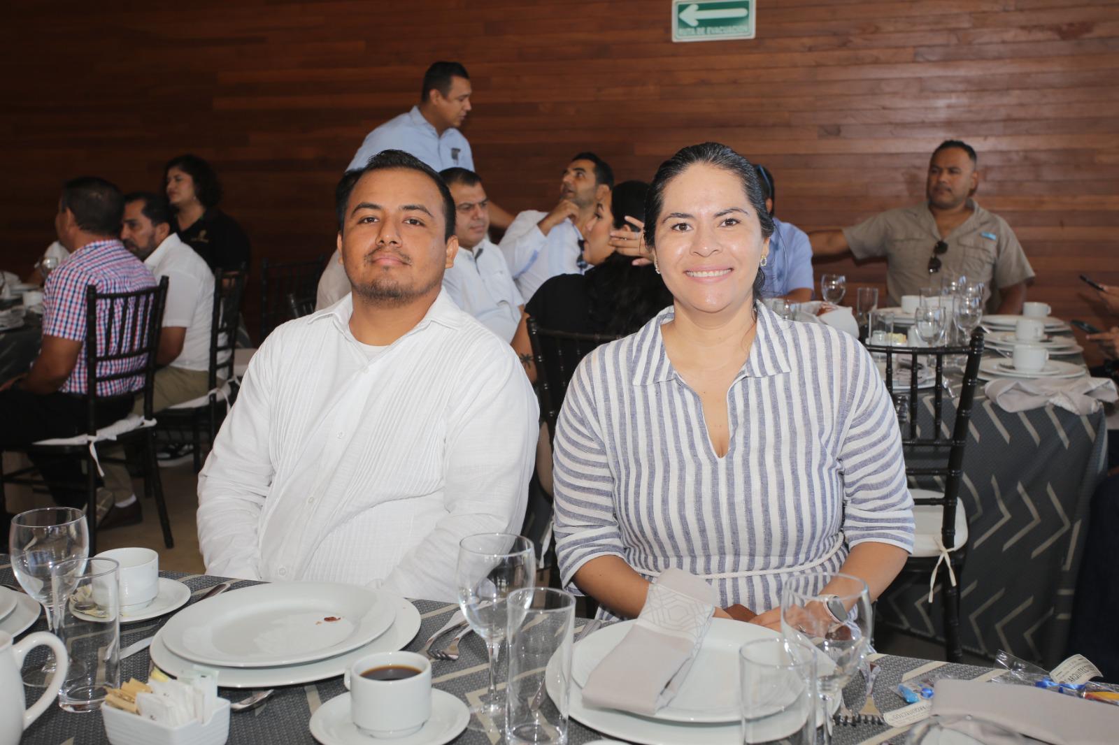 $!Arturo Oropeza y María Elena Flores.