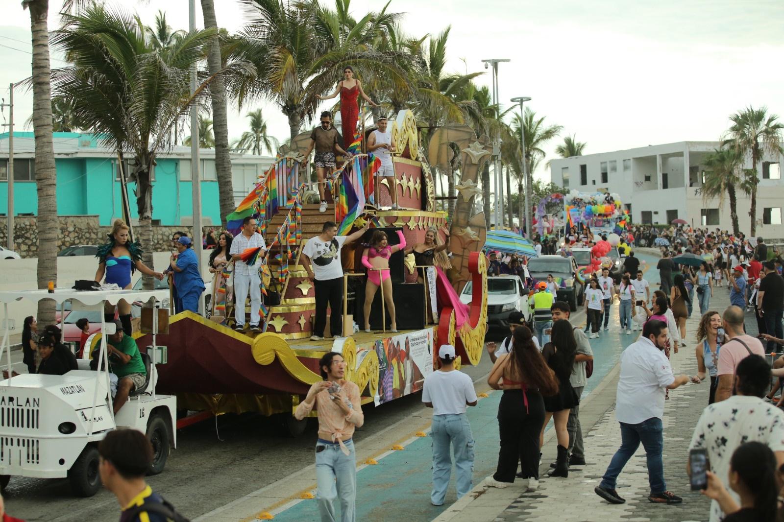 $!Se viste de colores el malecón de Mazatlán por la Mancha del Orgullo Gay y la Diversidad Sexual