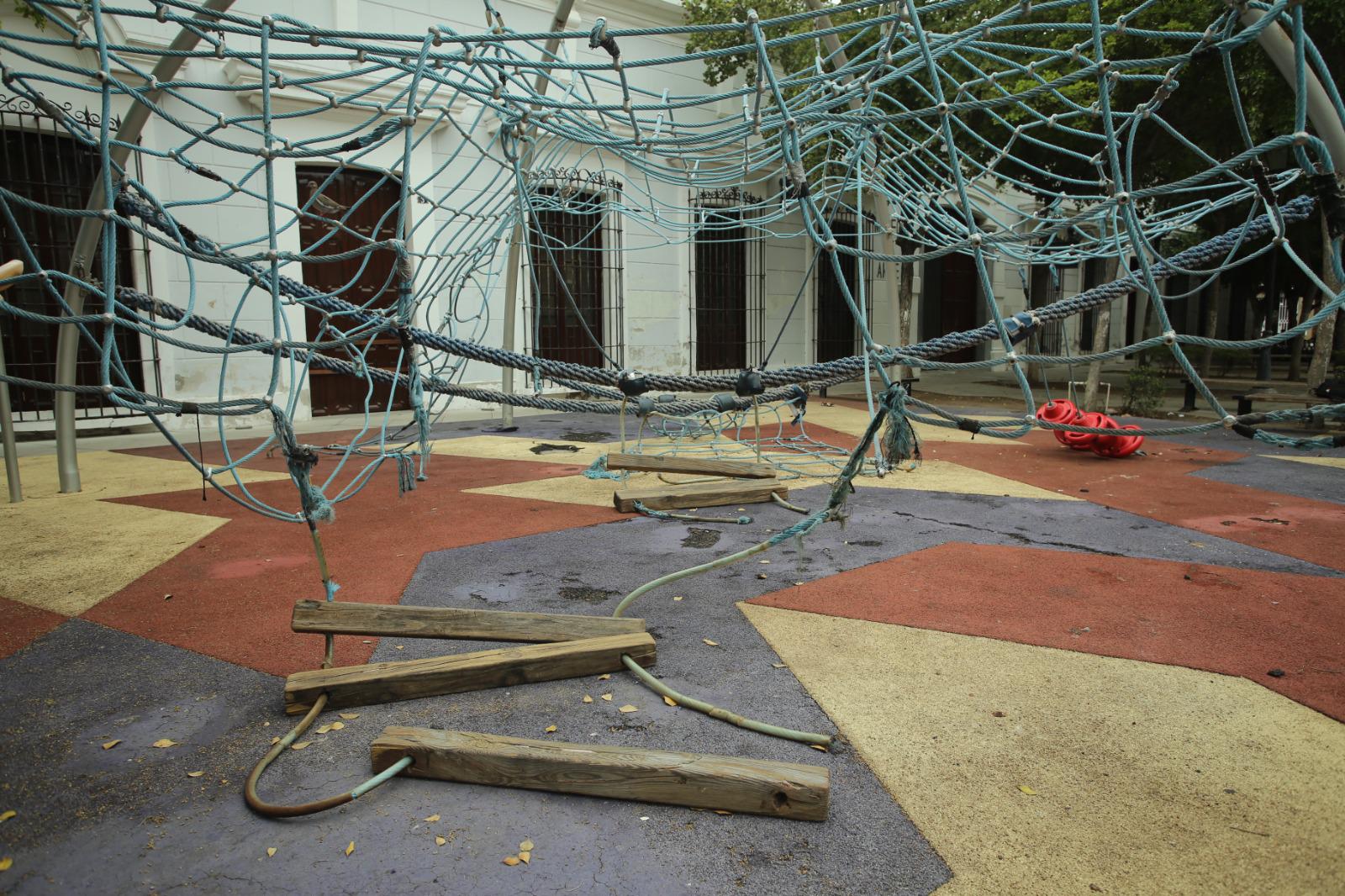 $!Con daños y en el olvido, juegos del parque Venustiano Carranza en el Centro Histórico de Mazatlán