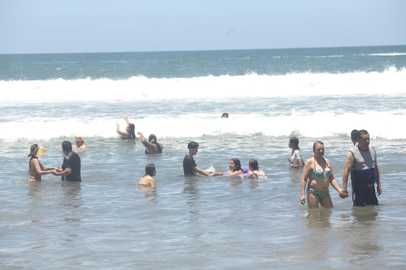 $!Disfrutan cientos de las playas en un fin de semana muy caluroso en Mazatlán