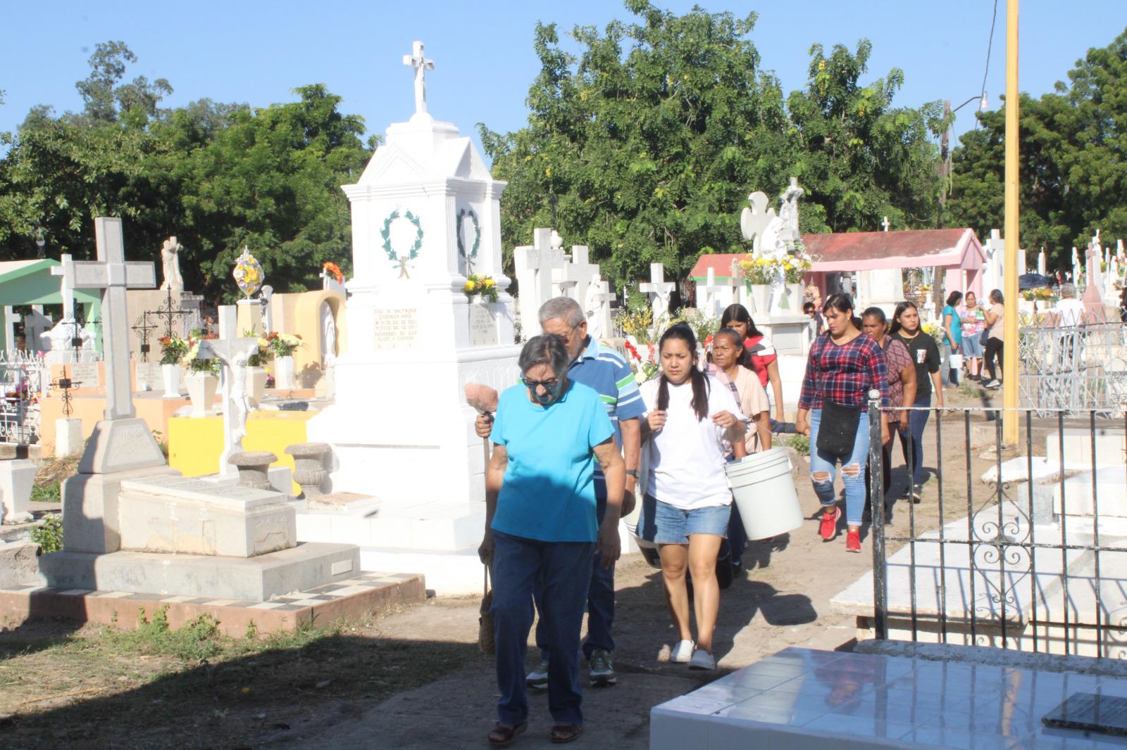 $!Familias acuden a visitar a sus fieles difuntos en Rosario