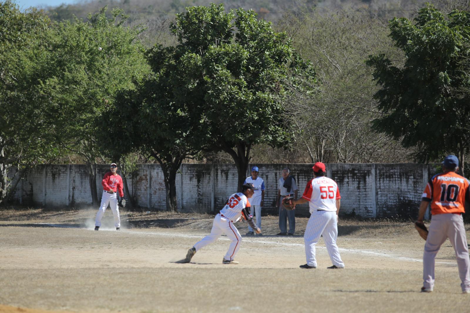 $!Familia Rendón y Salas saca victoria fraterna, en Liga de 60 años y más