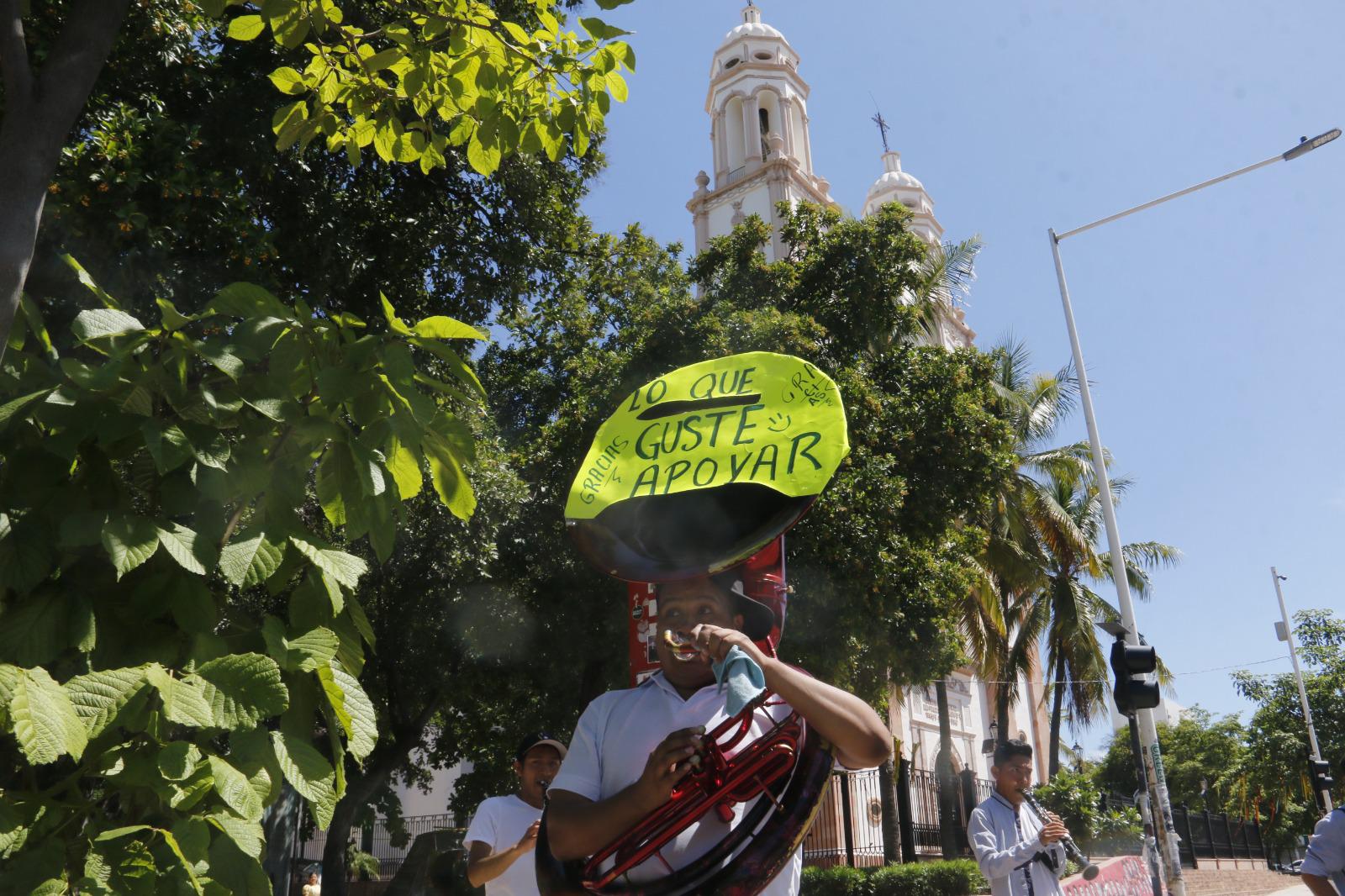 $!En Culiacán, músicos tocan en la calle por falta de trabajo ante la violencia