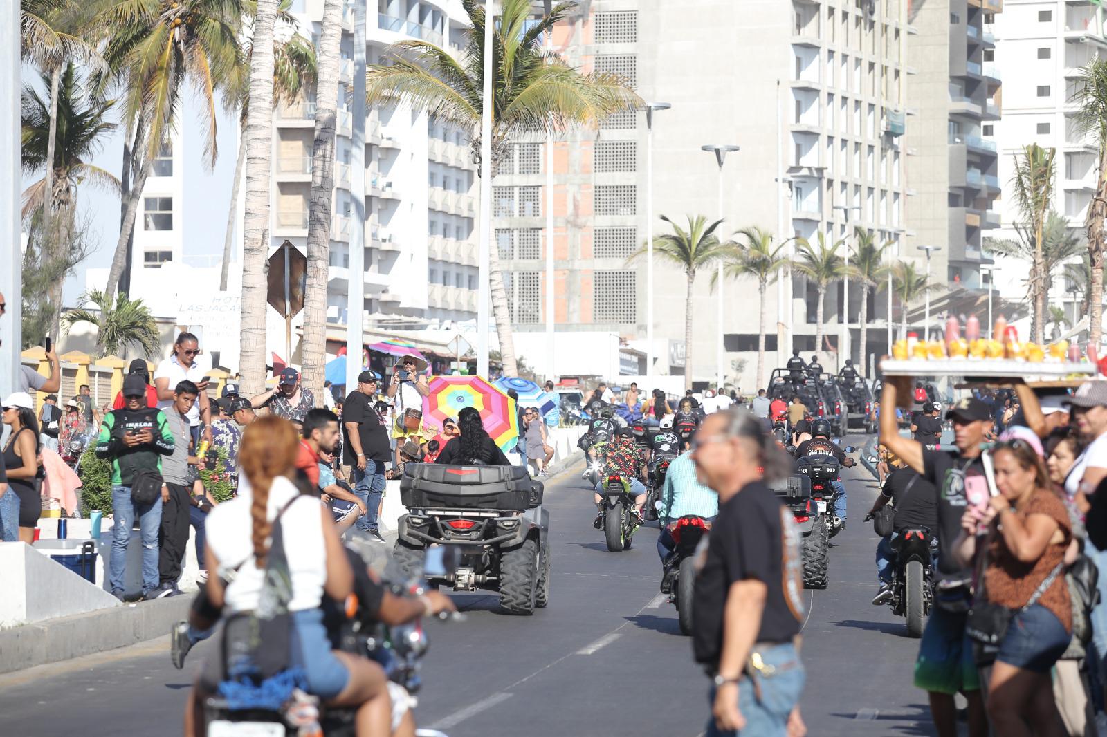 $!Cientos de motociclistas recorren el paseo costero de Mazatlán dentro de la Semana de la Moto