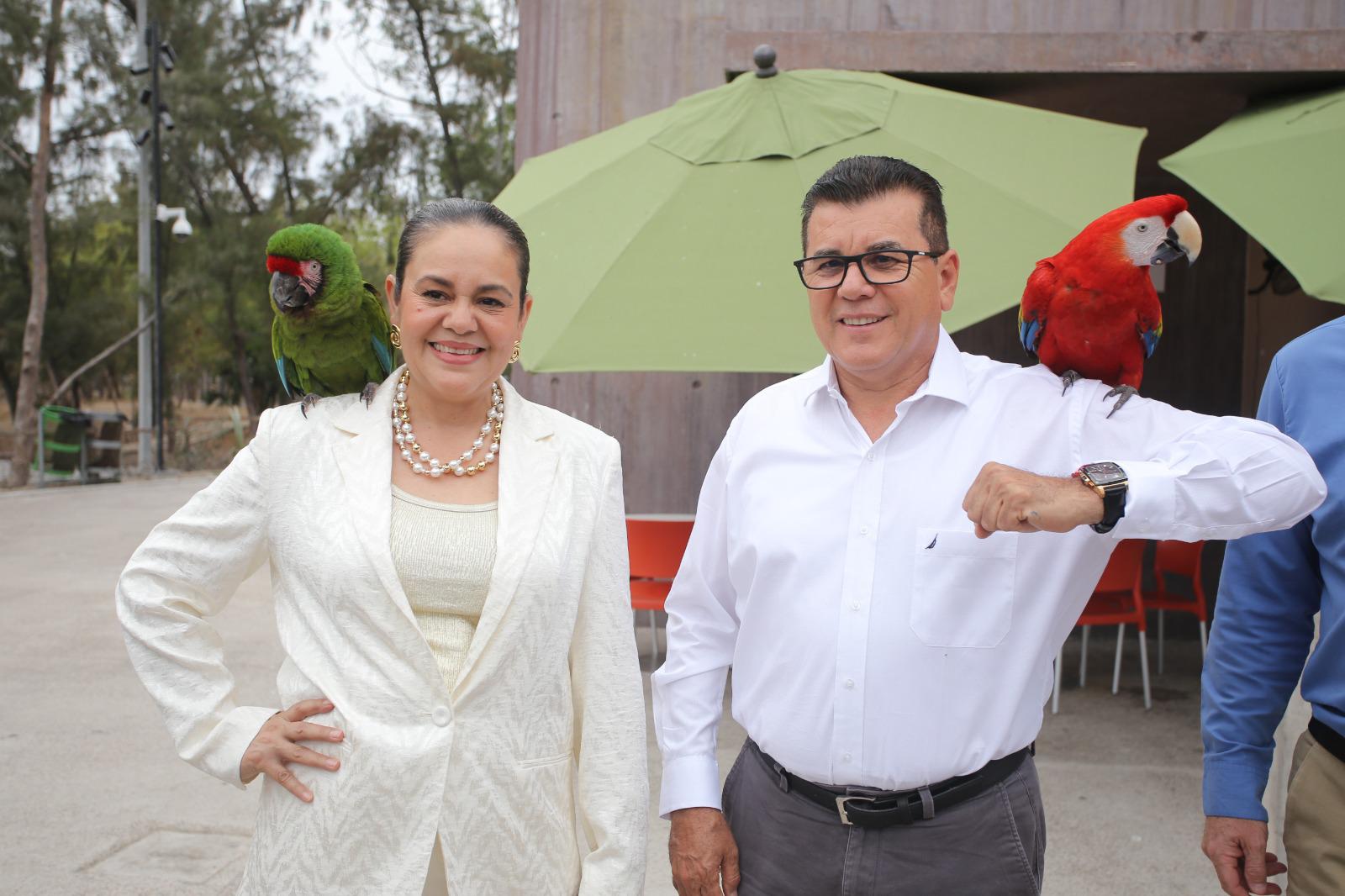 $!María Teresa Apodaca de González y su esposo, el Alcalde Édgar González Zataráin, con dos aves del Gran Acuario Mazatlán Mar de Cortés.