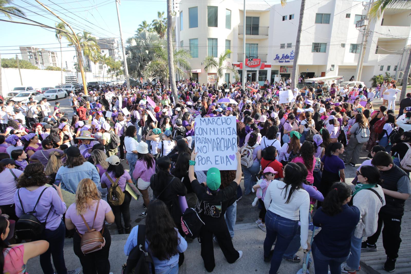 $!Mujeres en Mazatlán ‘encienden el fuego de sus voces’ en la Marcha del 8M