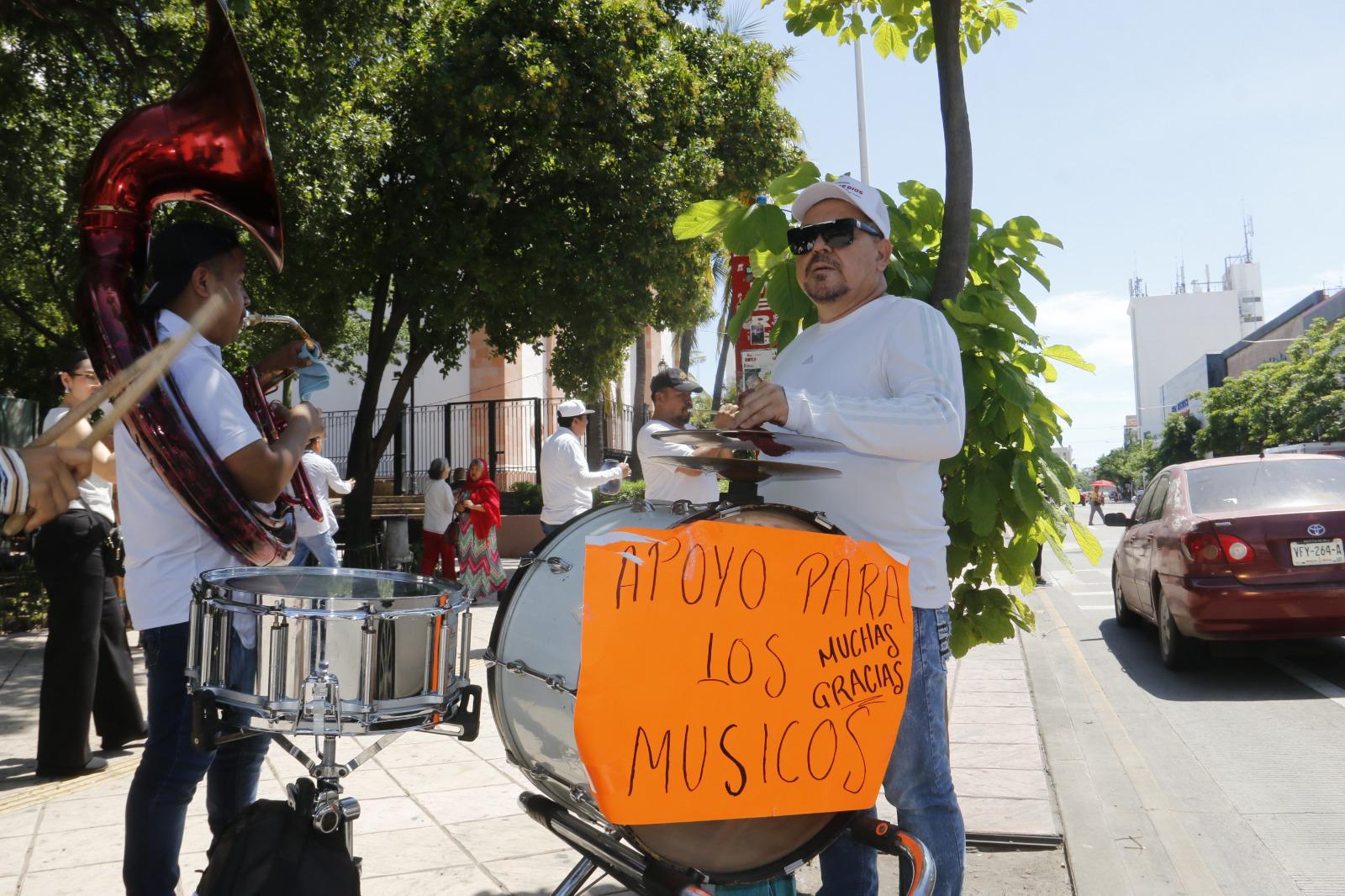 $!En Culiacán, músicos tocan en la calle por falta de trabajo ante la violencia