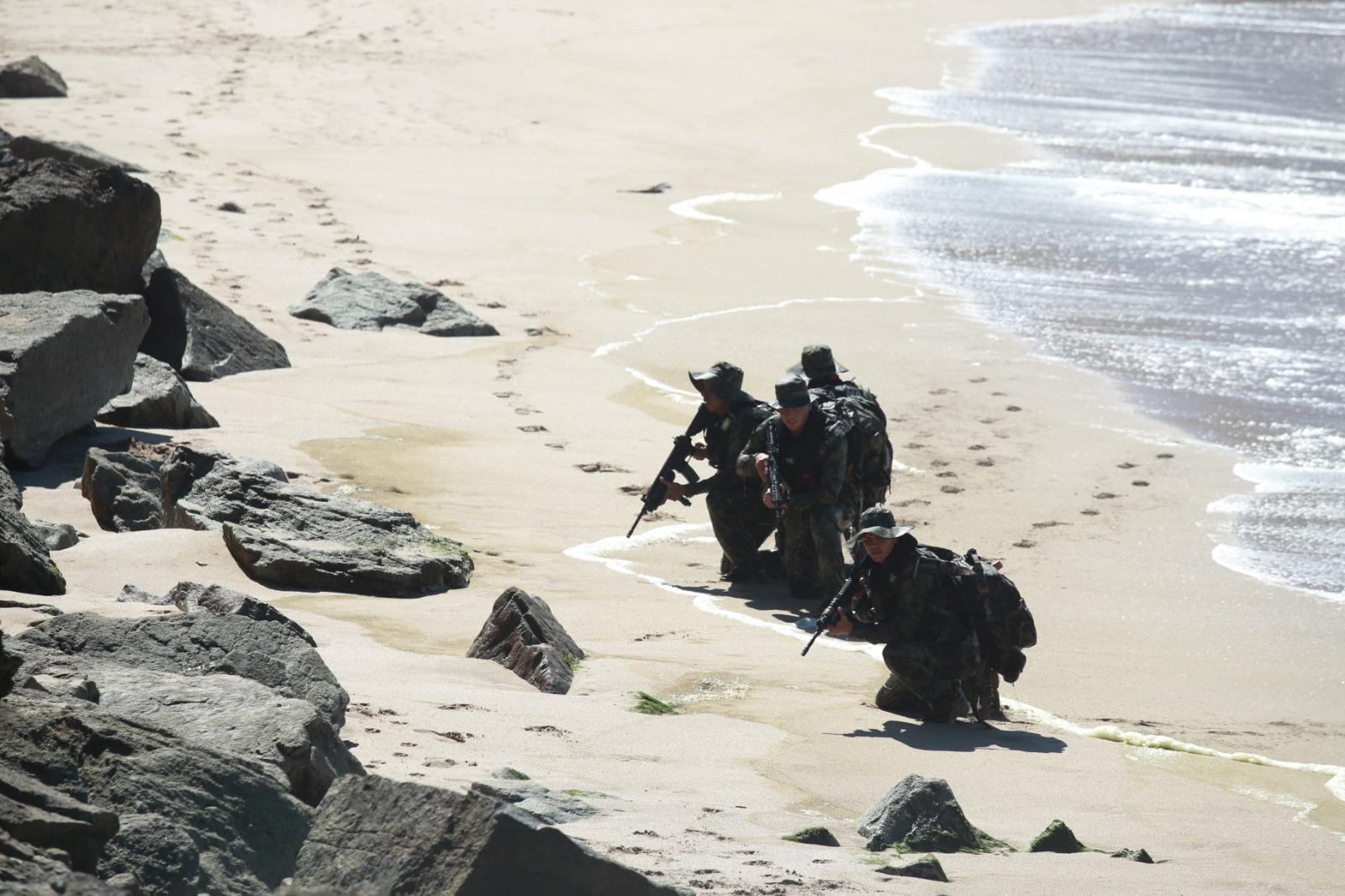 $!Personal de la Marina hace simulacro de rescate frente a playas de Mazatlán