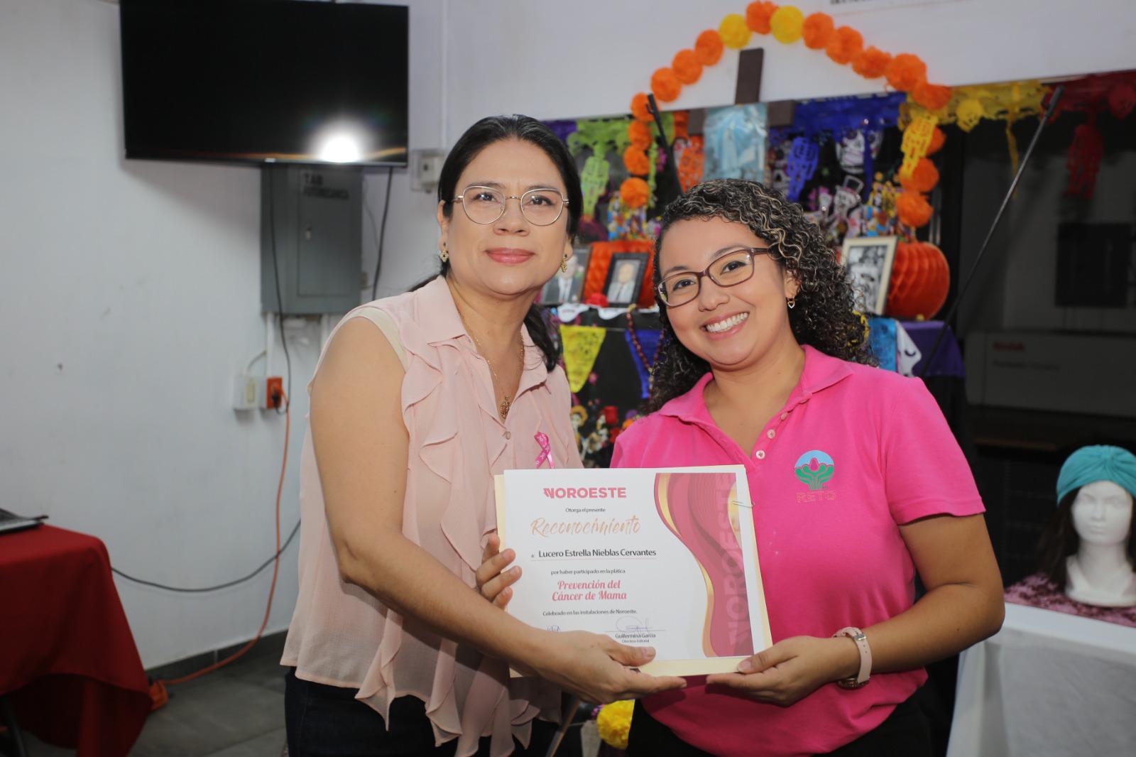 $!Guillermina García entrega el reconocimiento a Lucero Niebla.