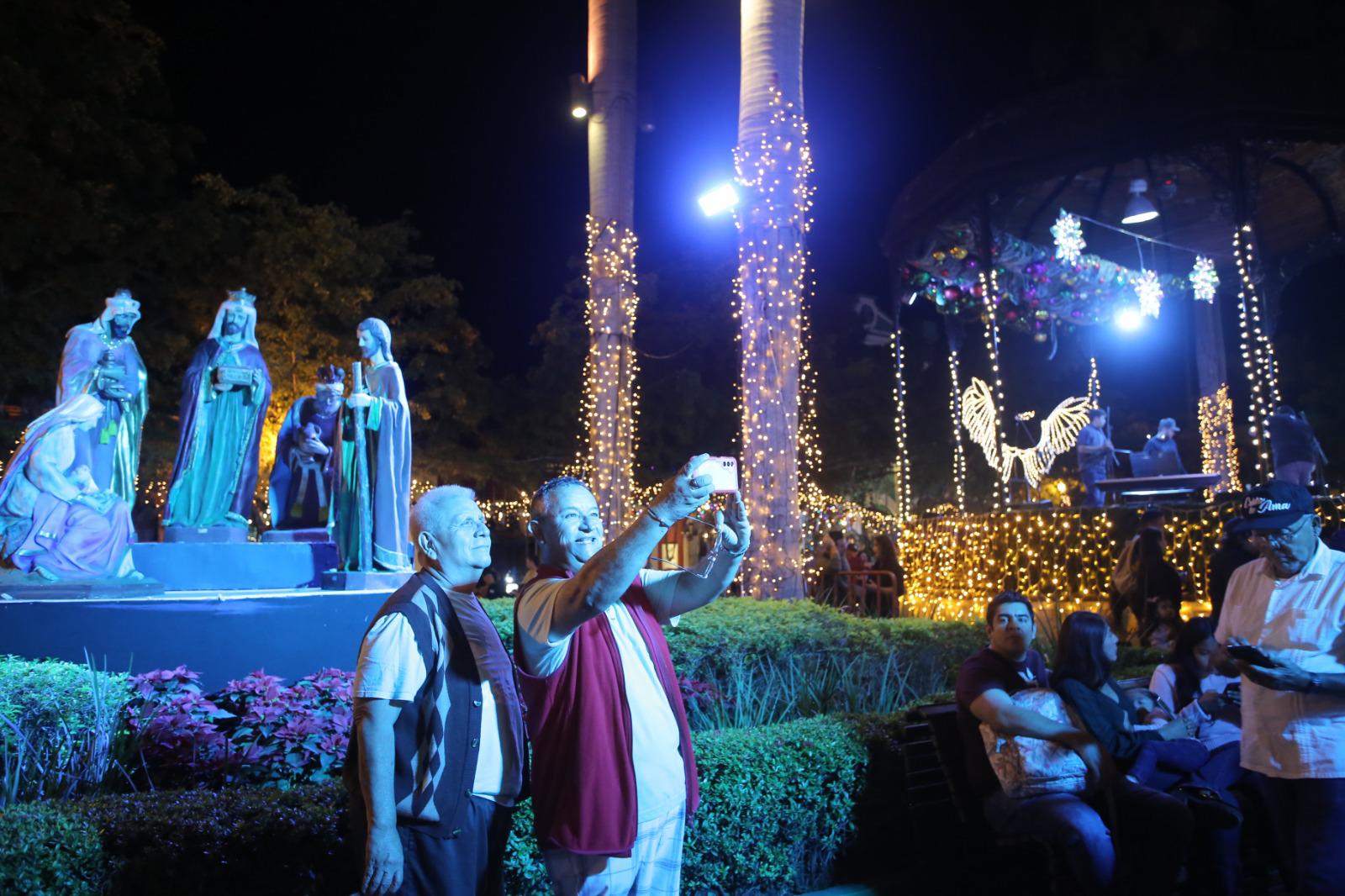 $!Llega la magia de la Navidad a Mazatlán: encienden pino y luces en la Plazuela Machado