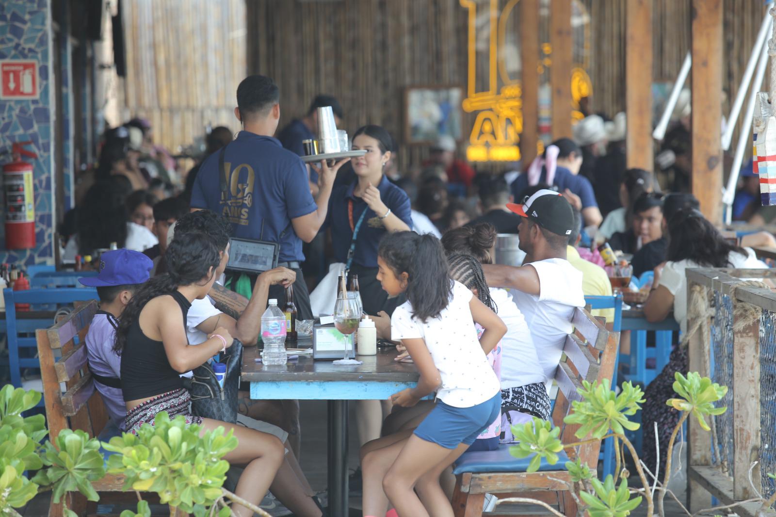 $!Prefieren restaurantes de la zona rural de Mazatlán para festejar el Día del Padre