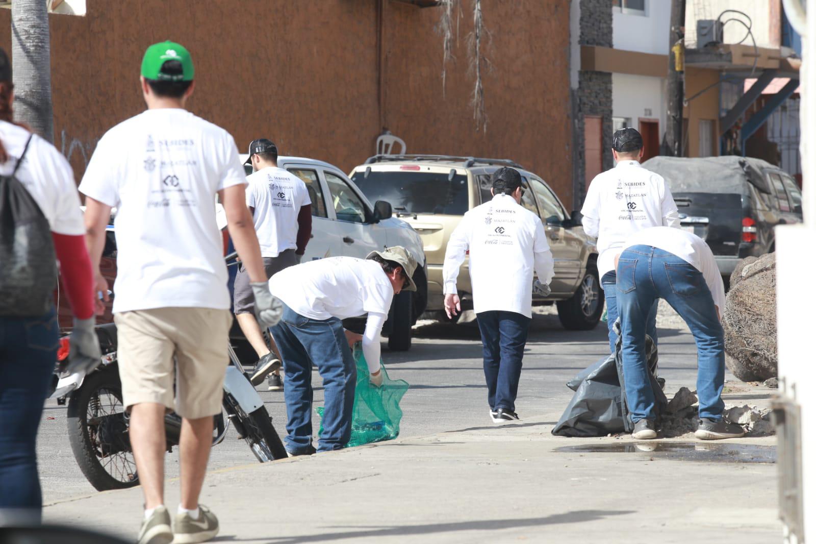 $!Limpian playas de Mazatlán para concientizar en Día del Medio Ambiente