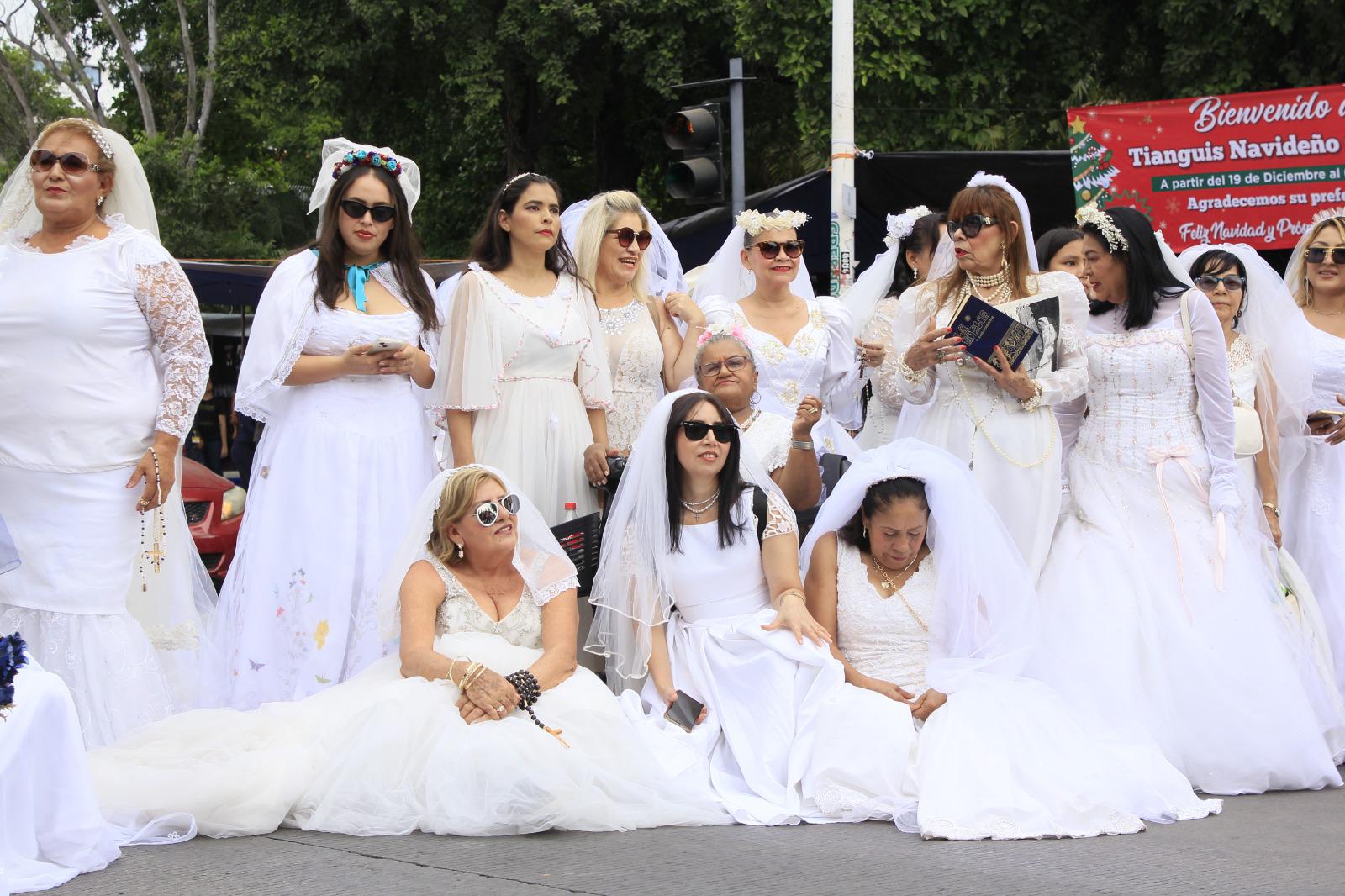 $!Decenas de mujeres recorren las calles de Culiacán vestidas de novia