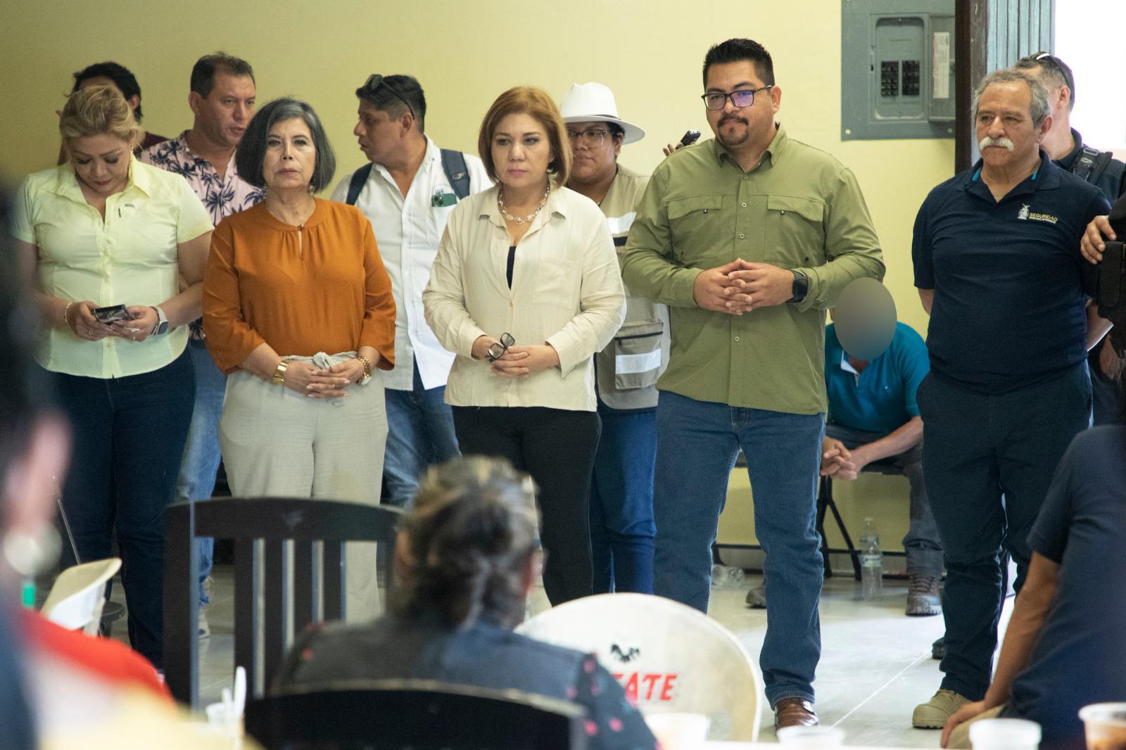 $!Autoridades estatales se reúnen con desplazados de Rosario tras jornada violenta