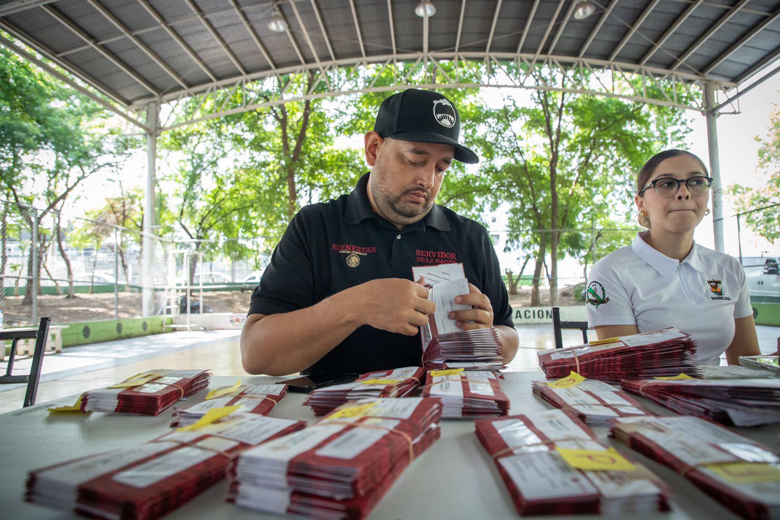 $!Entregan 956 tarjetas para becas a Jóvenes Construyendo el Futuro en Culiacán