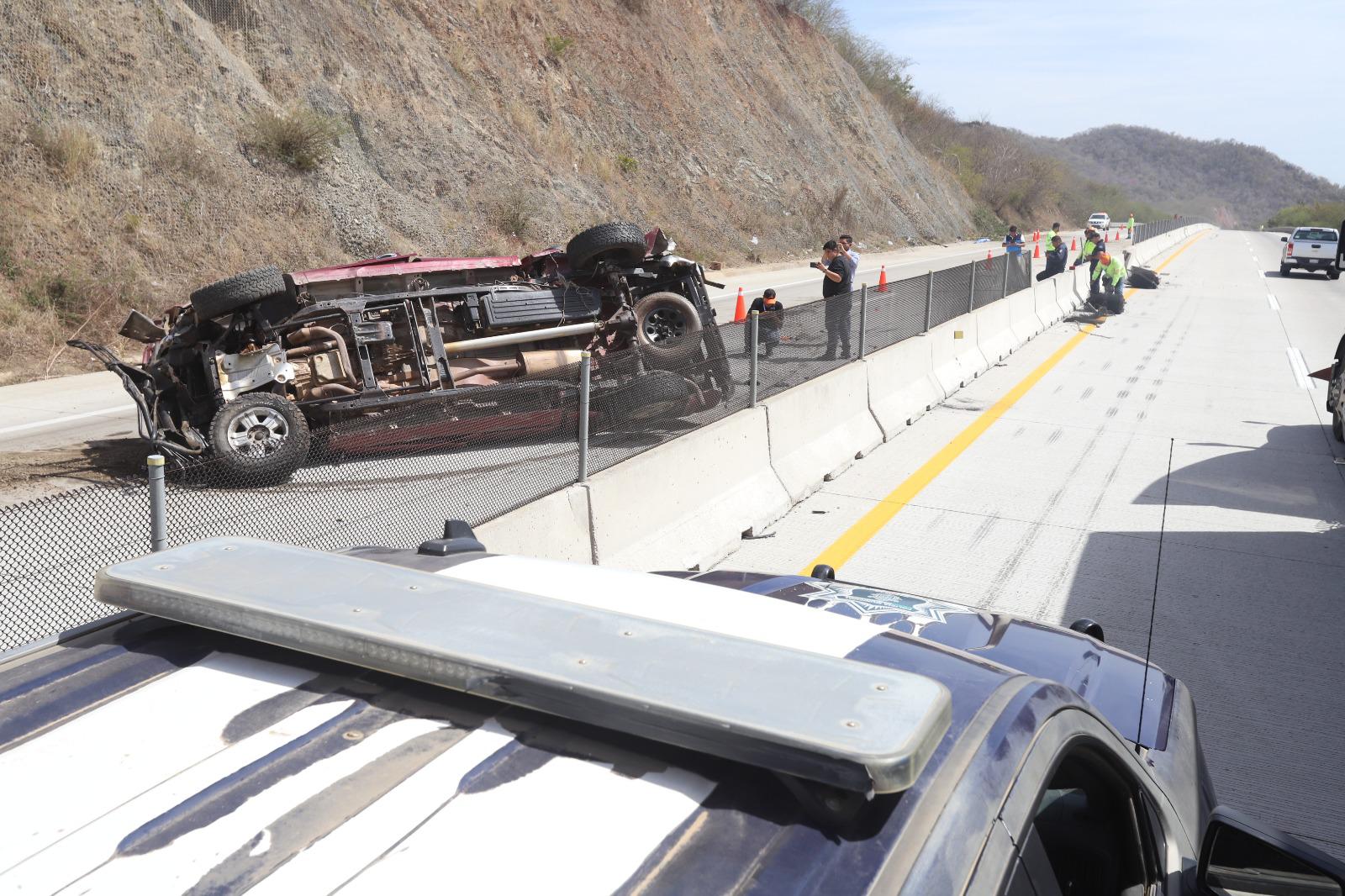 $!Volcadura en Libramiento Mazatlán deja dos muertos; camioneta da volteretas y se impacta contra muro