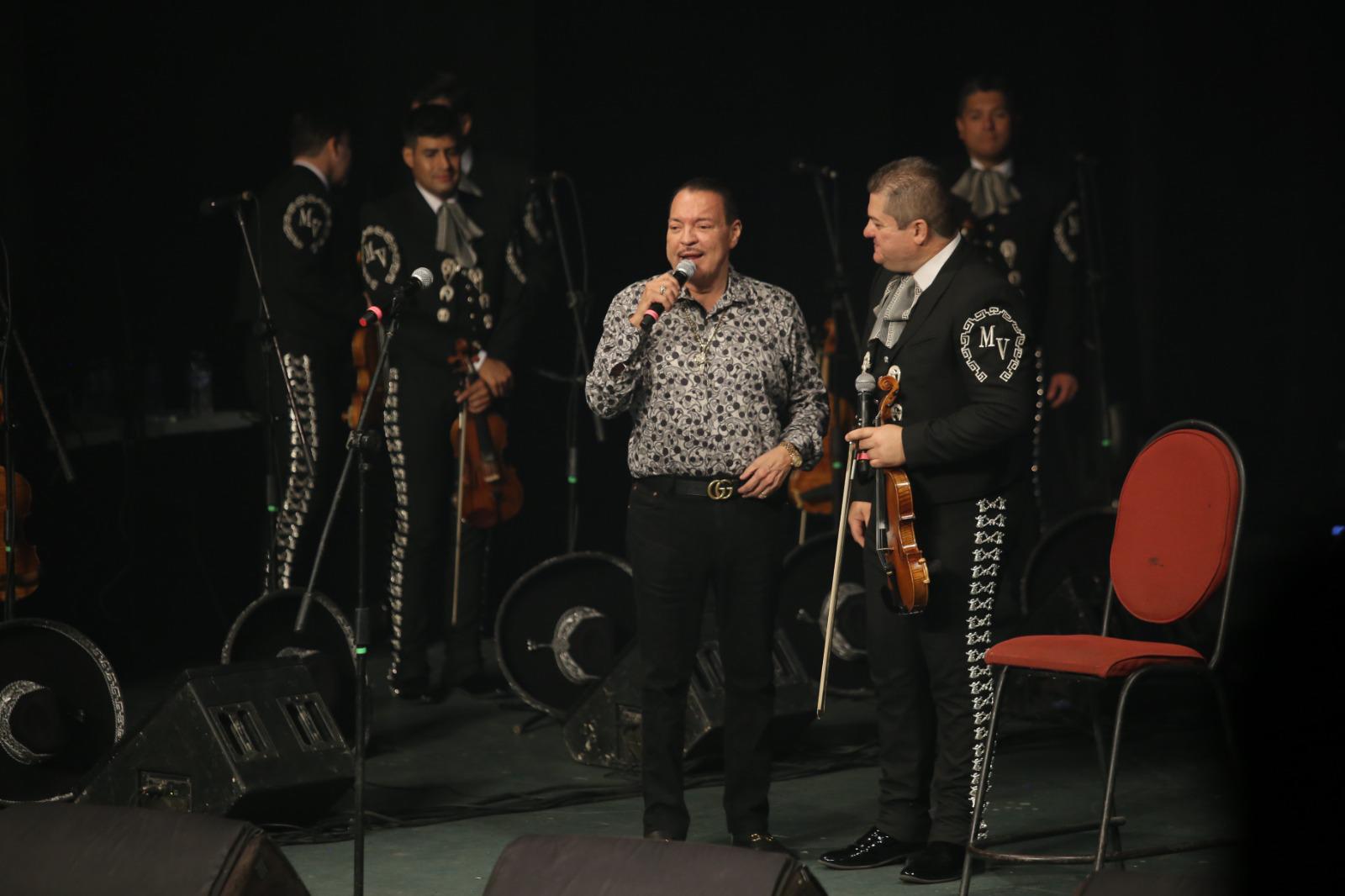 $!Julio Preciado salió entre el público y subió al escenario para cantar a dueto con el grupo la melodía Hermoso cariño, del autor Fernando Maldonado.