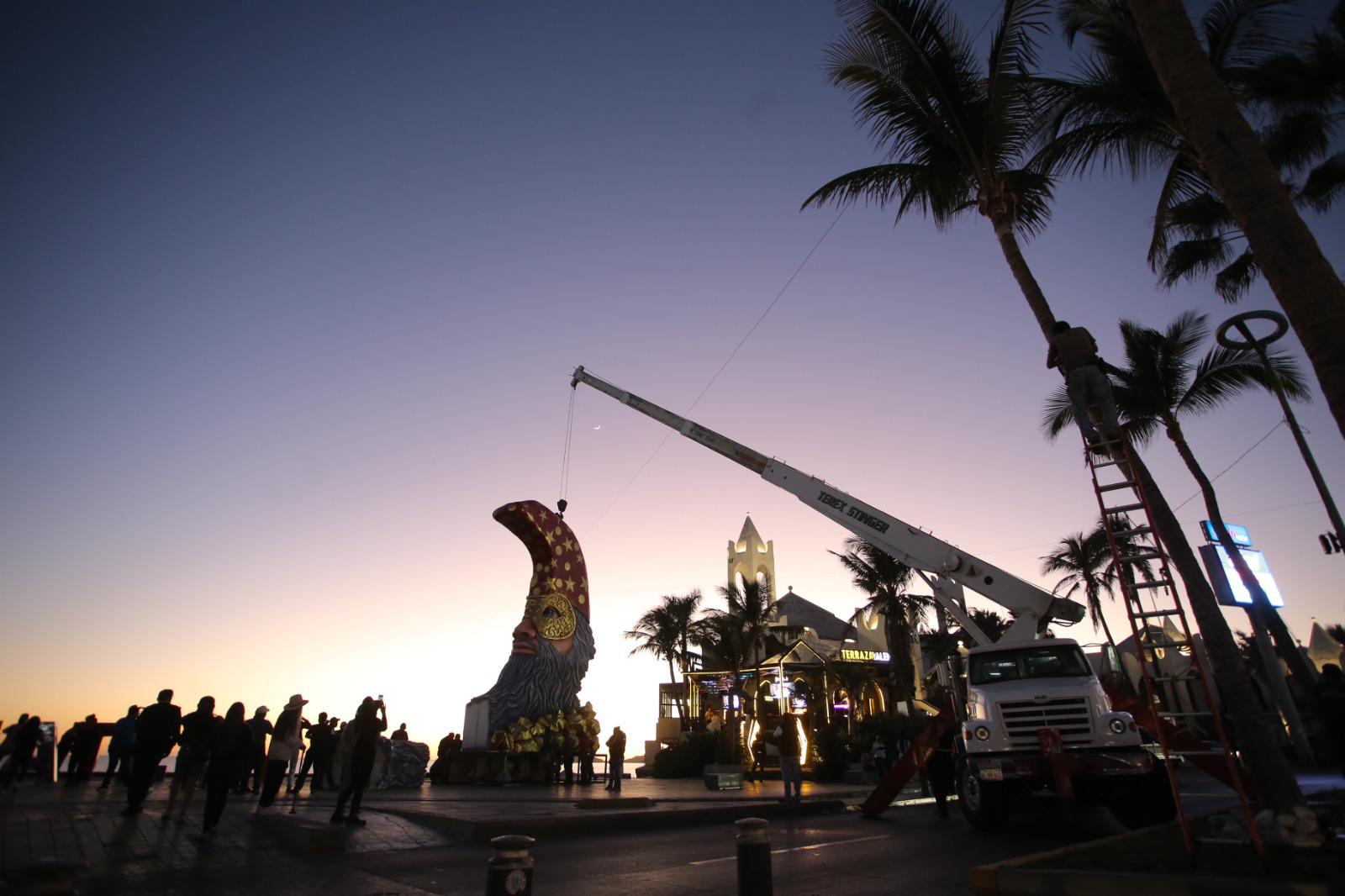 $!Diseñan uno de los monigotes más altos en la historia del Carnaval de Mazatlán