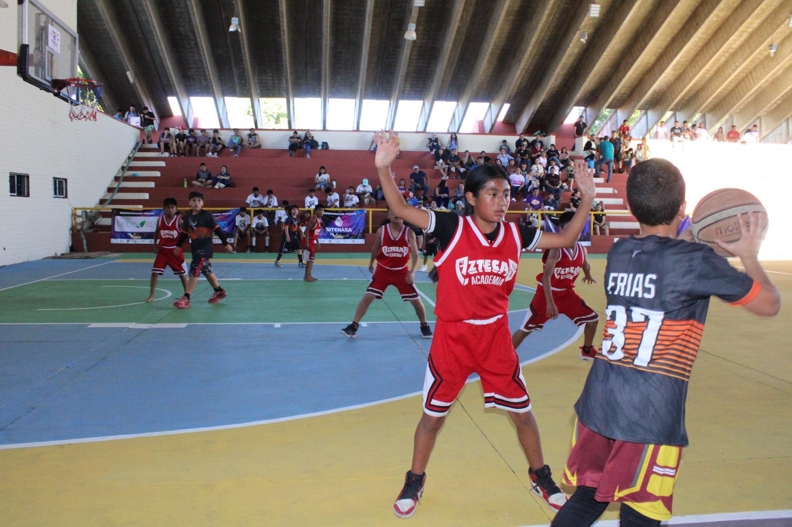 $!Juego de exhibición entre niños Triquis y locales emociona a la afición rosarense